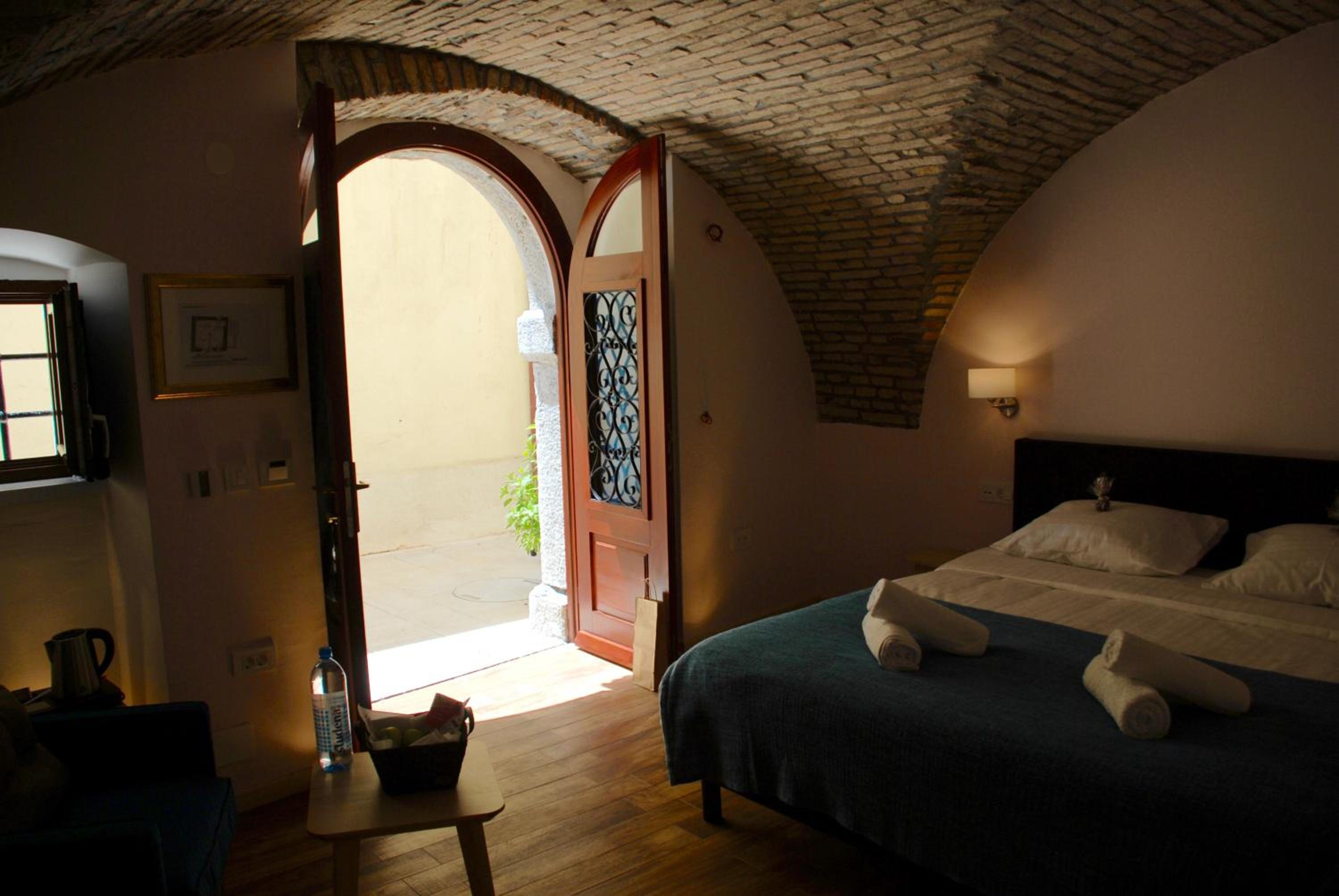 Deluxe Room - Photo 3