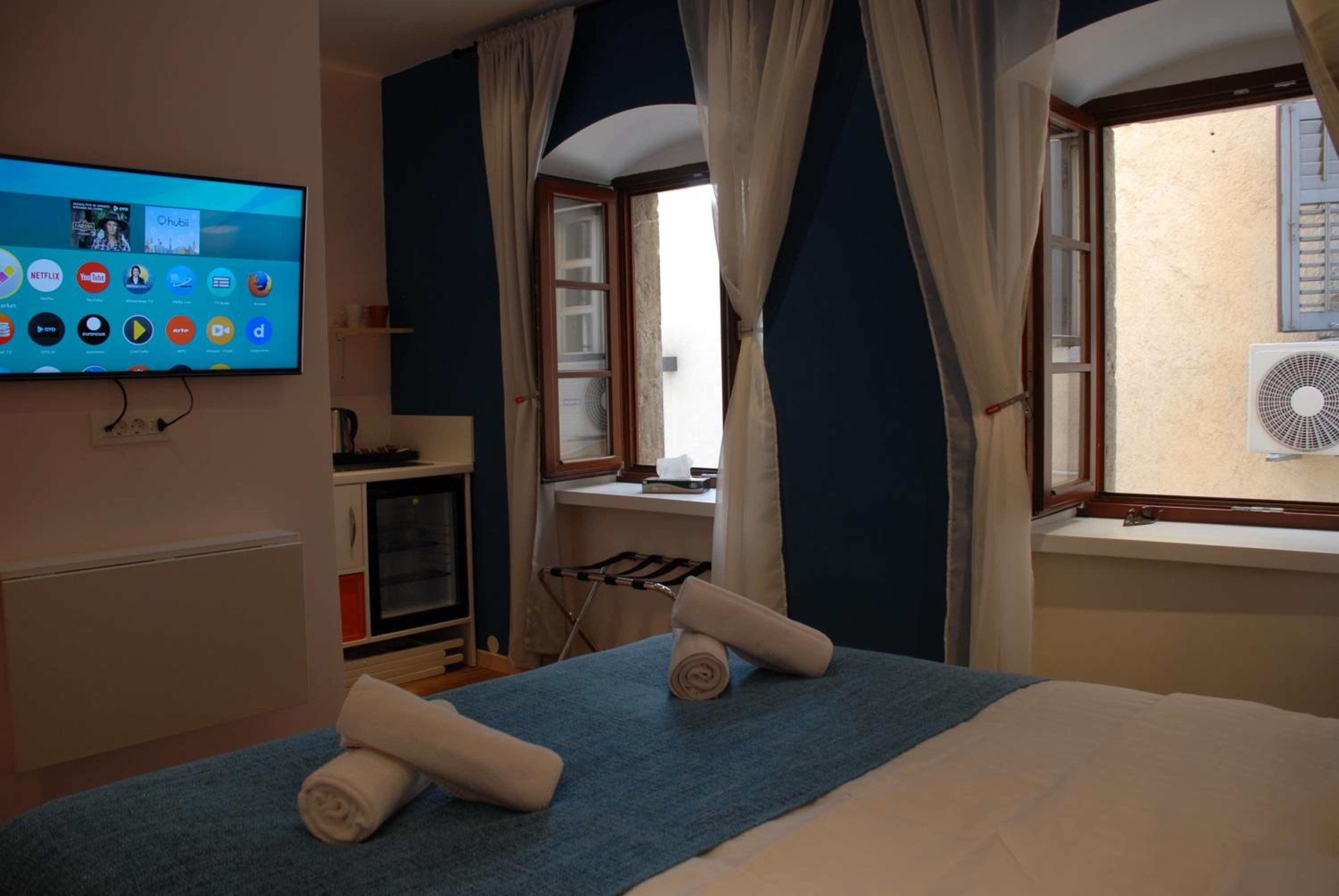 Small Double Room - Photo 10