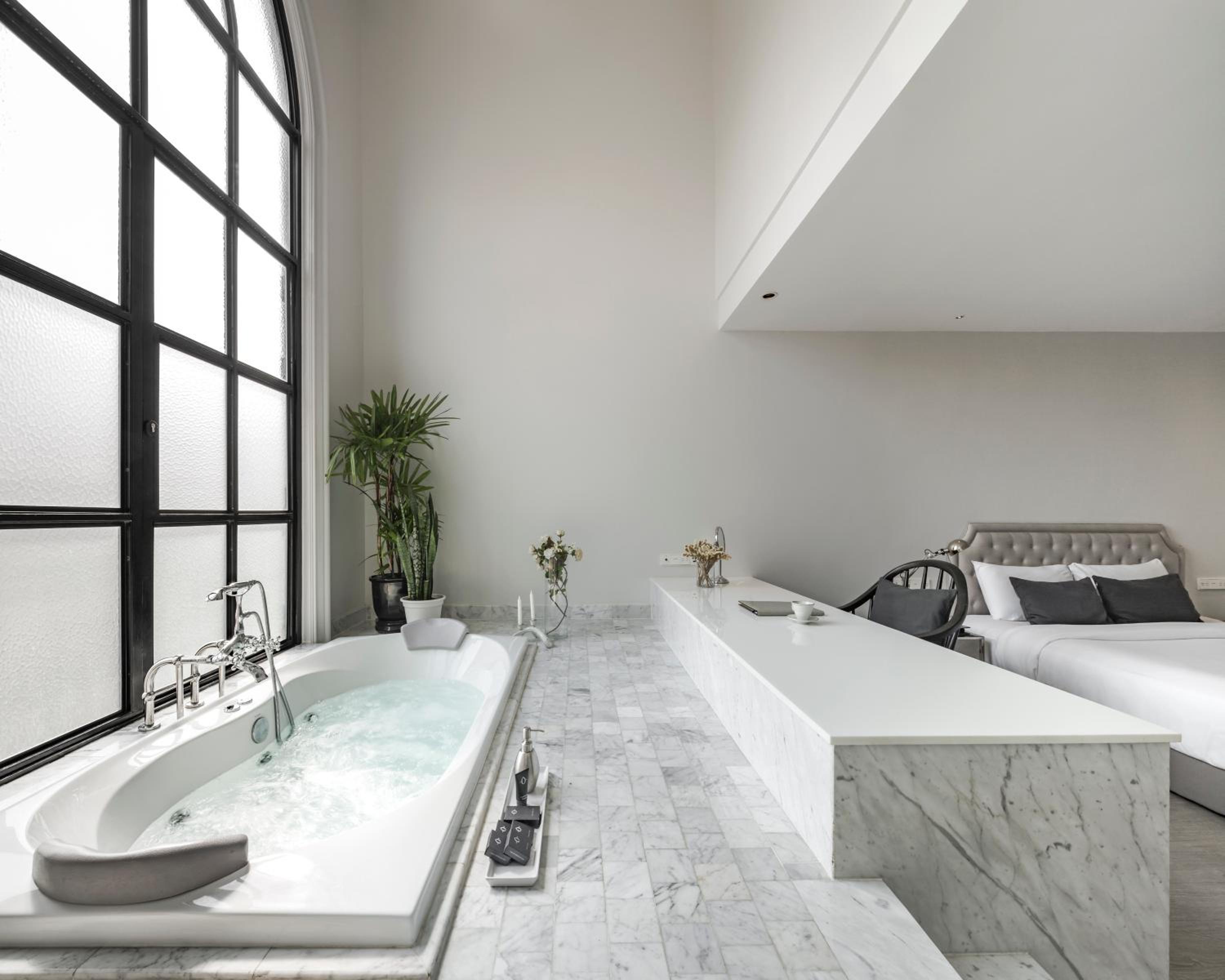 Executive Jacuzzi thumbnail 5