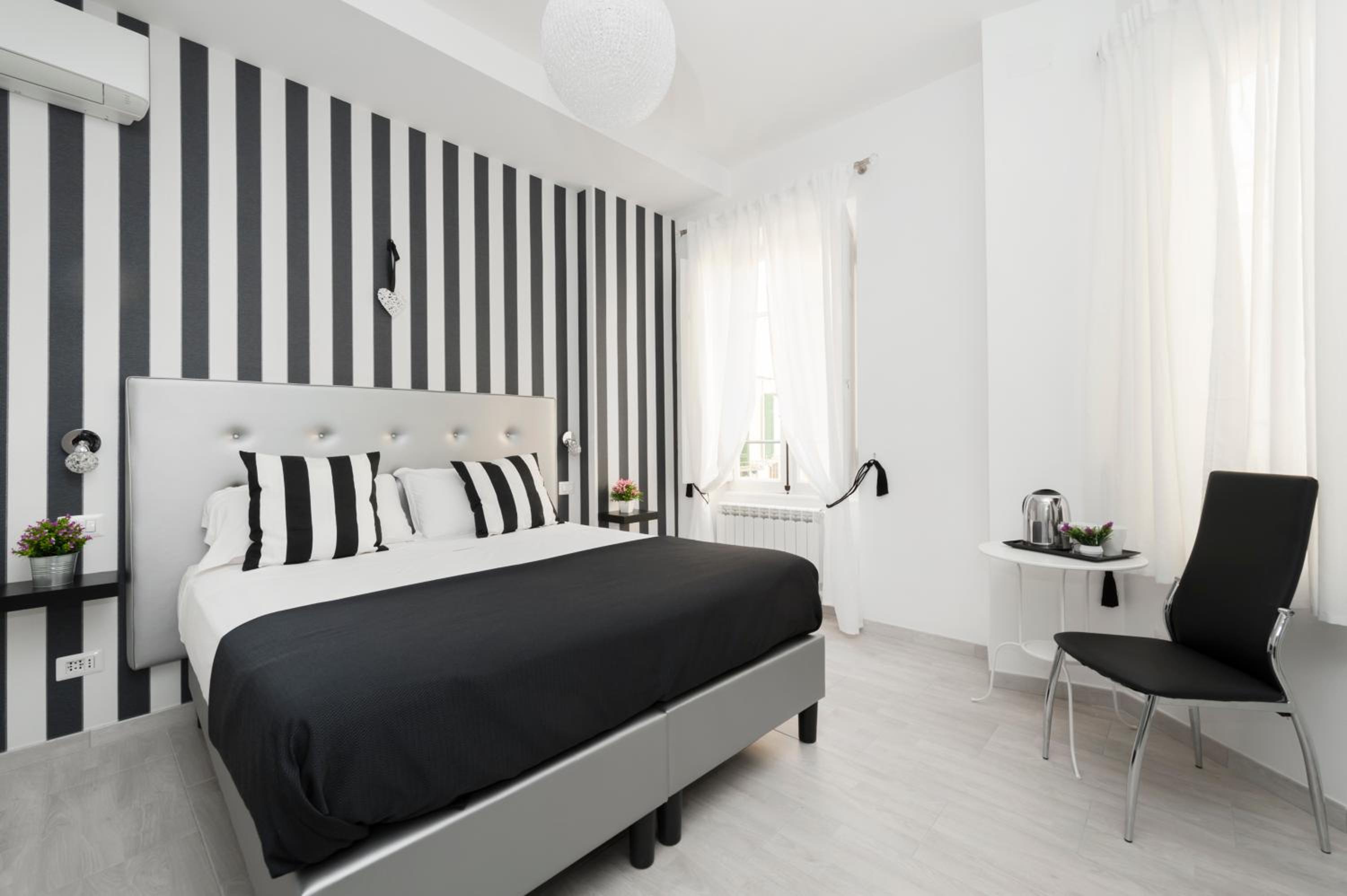Standard King Room photo 3