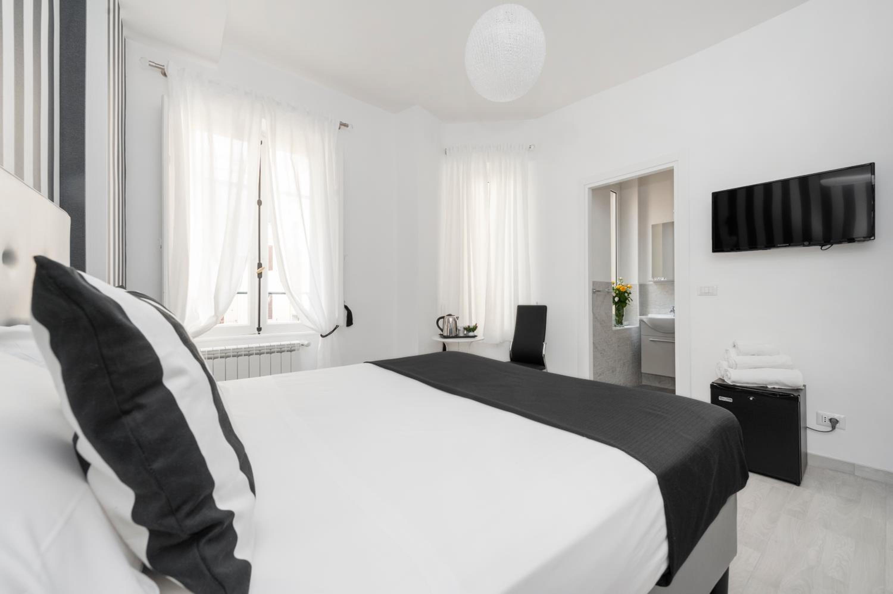 Standard King Room photo 2