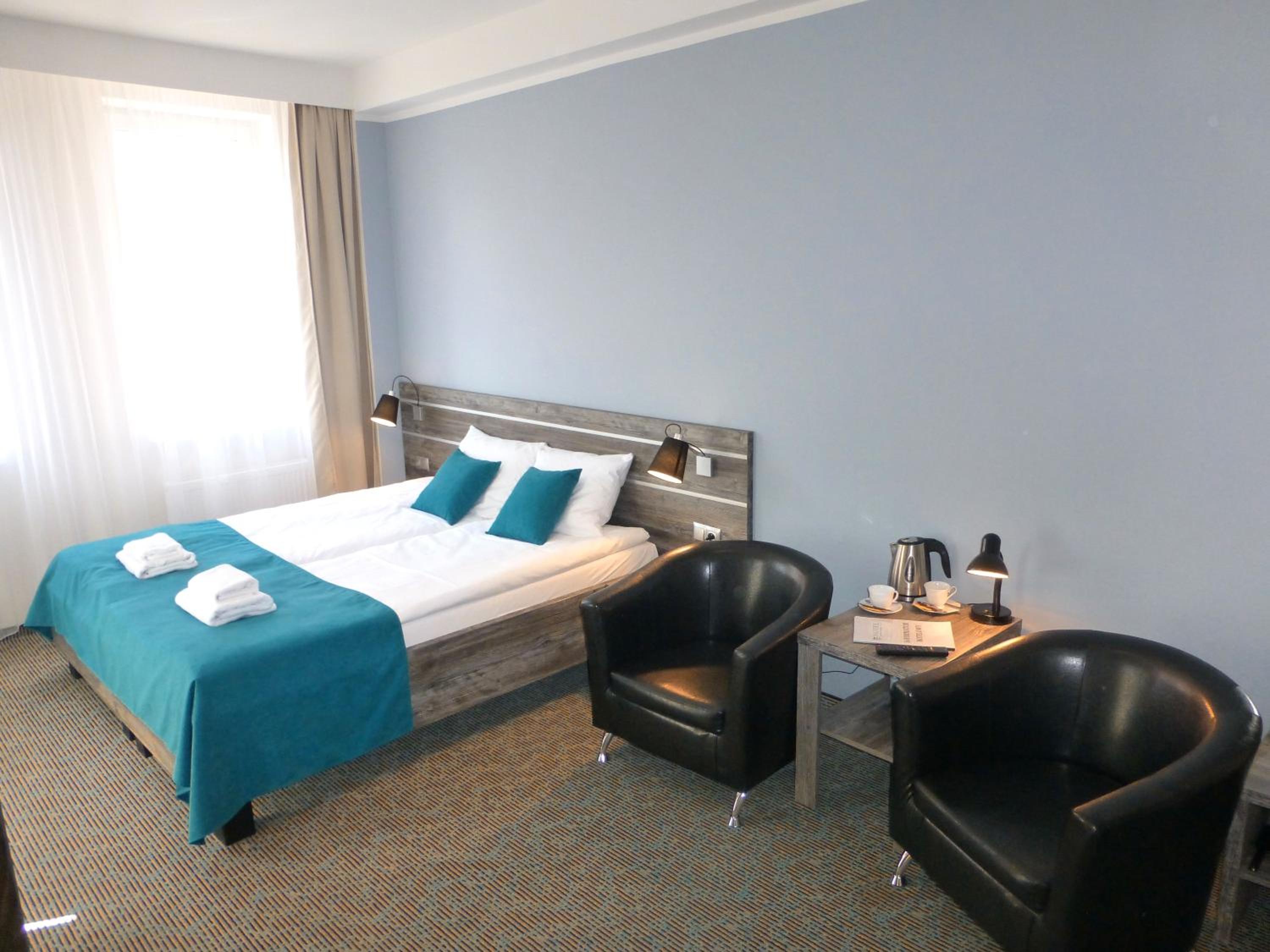 Deluxe Queen Room with Two Queen Beds - Photo 6