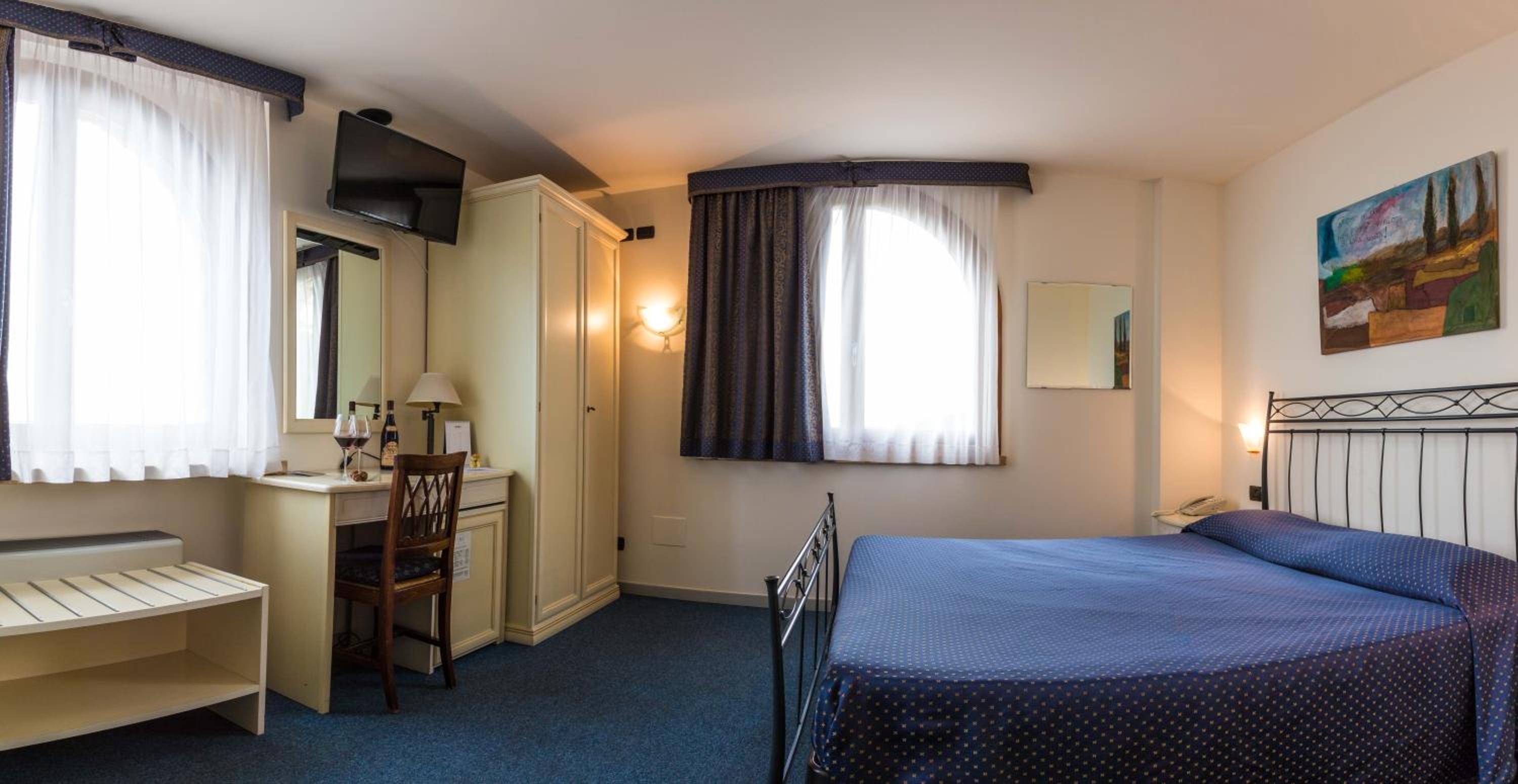 Double Room with Lake View - Photo 2