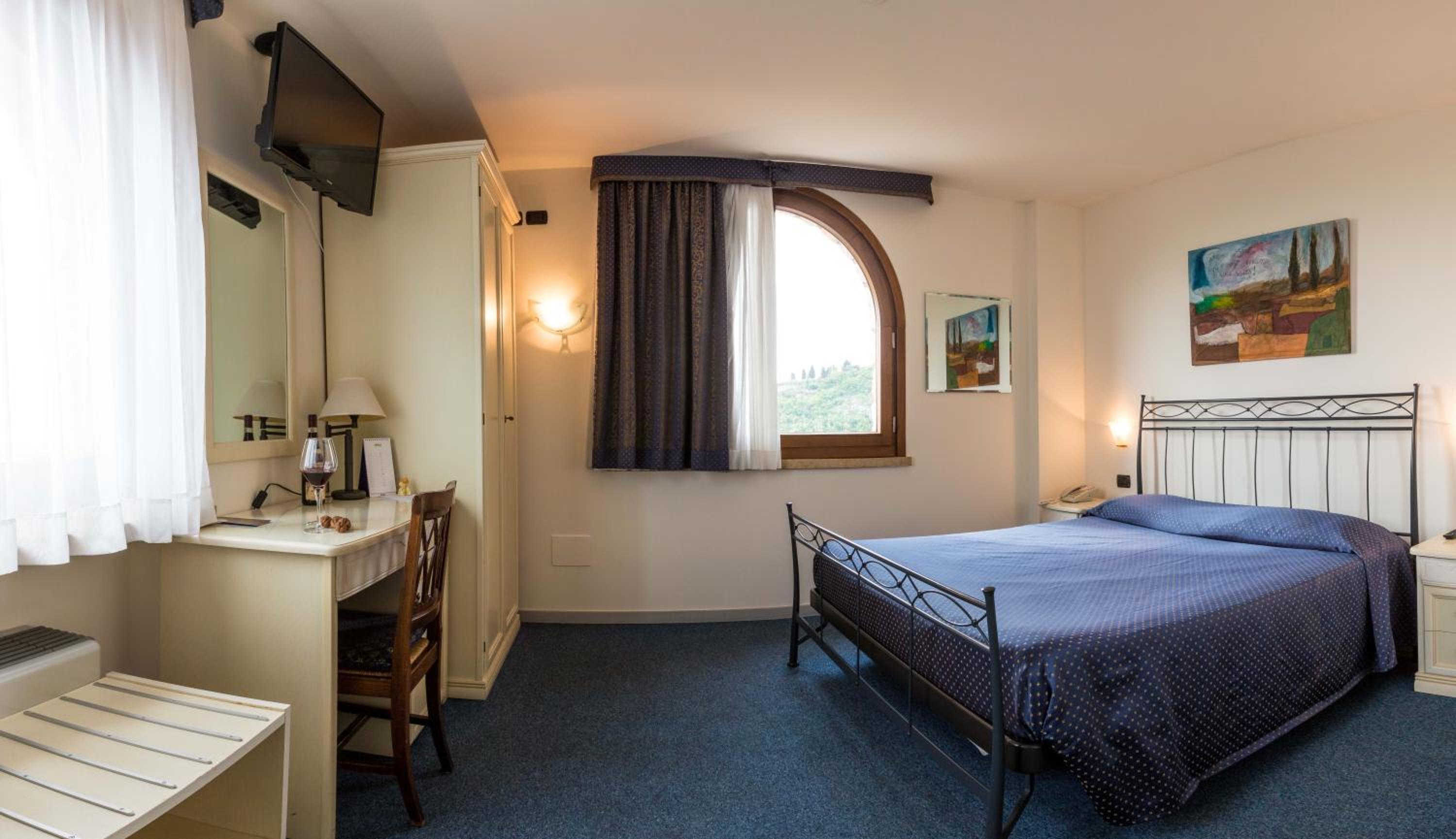 Double Room with Lake View - Photo 1