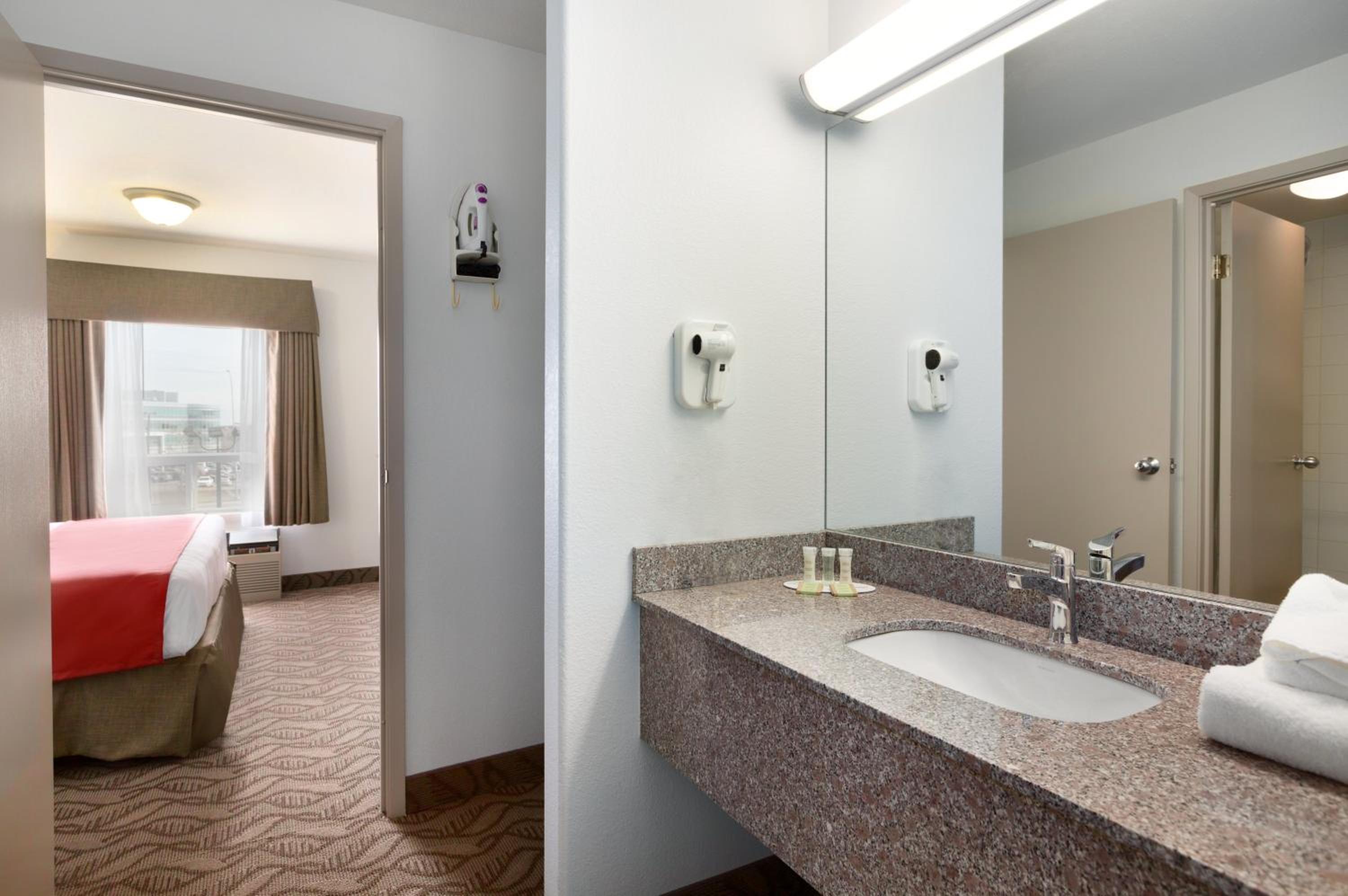 One-Bedroom King Suite with Living Room - Non-Smoking - Photo 2