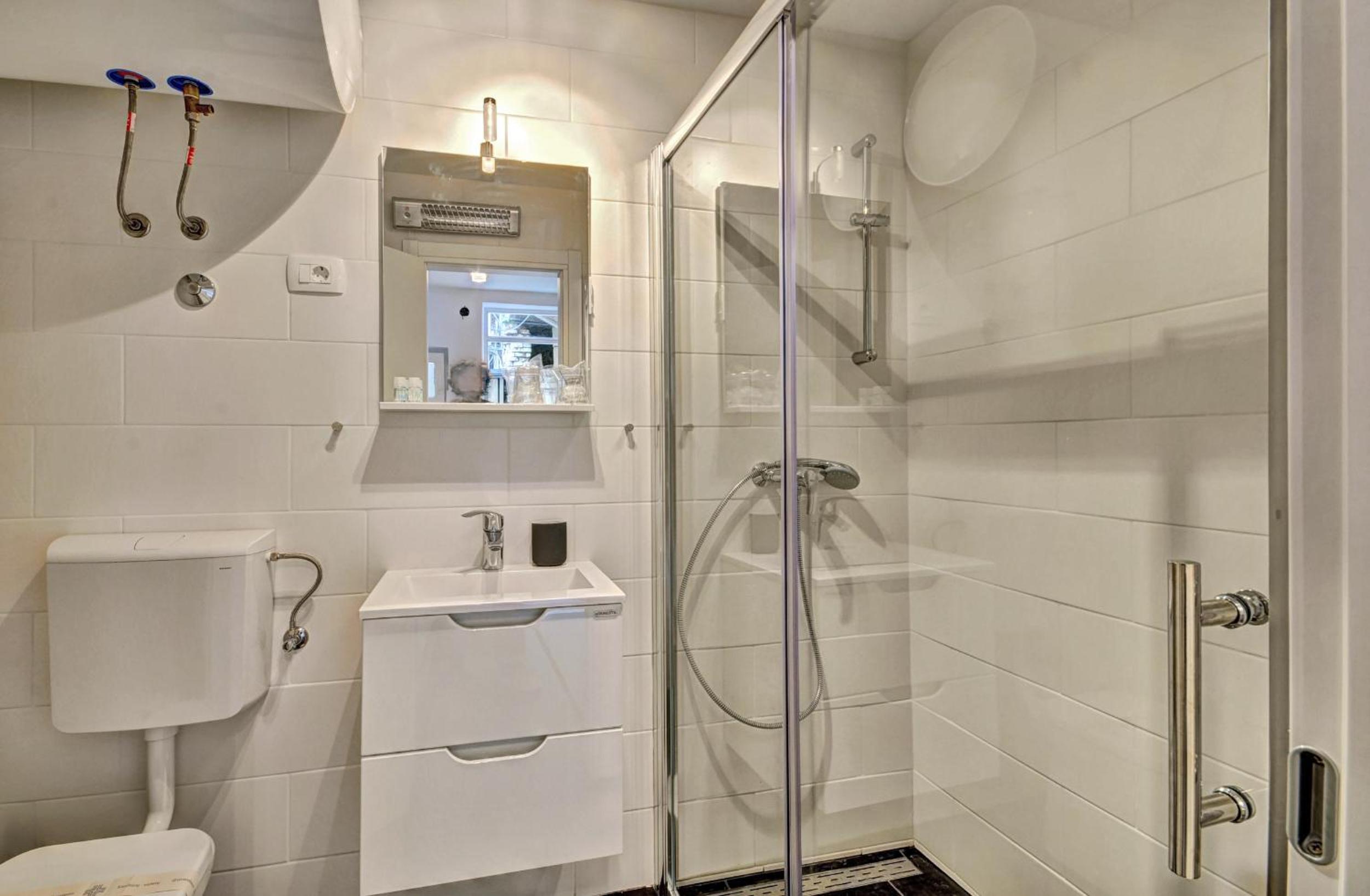 Studio Apartment - Photo 16