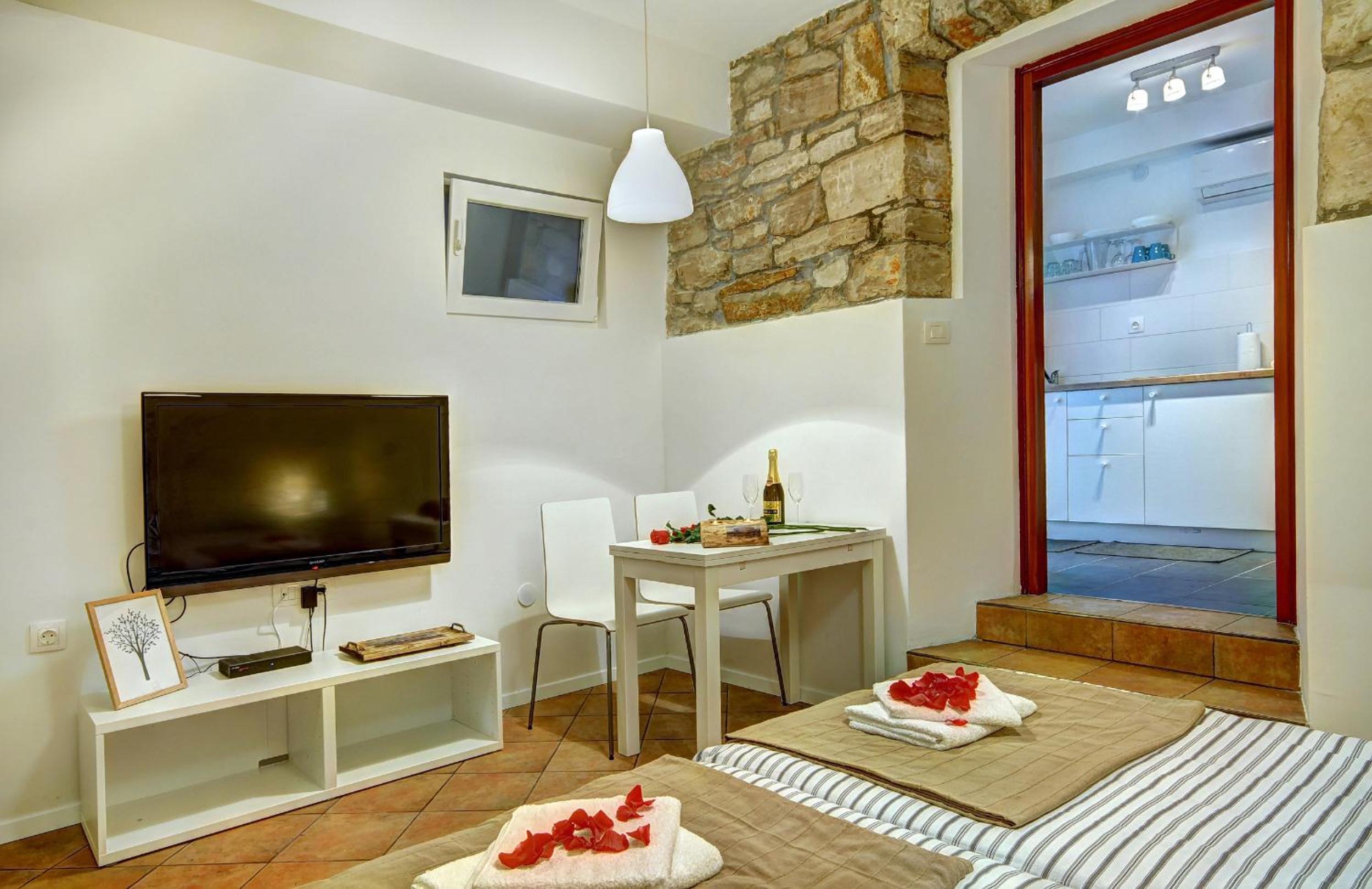 Studio Apartment - Photo 1