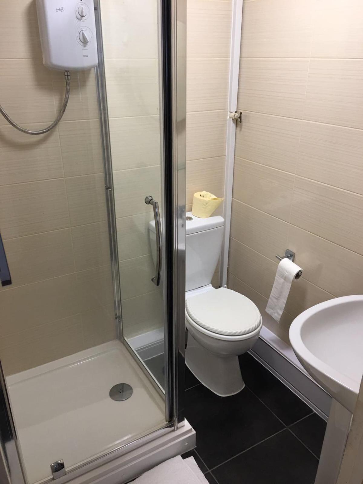 Twin Room with ensuite - Photo 6
