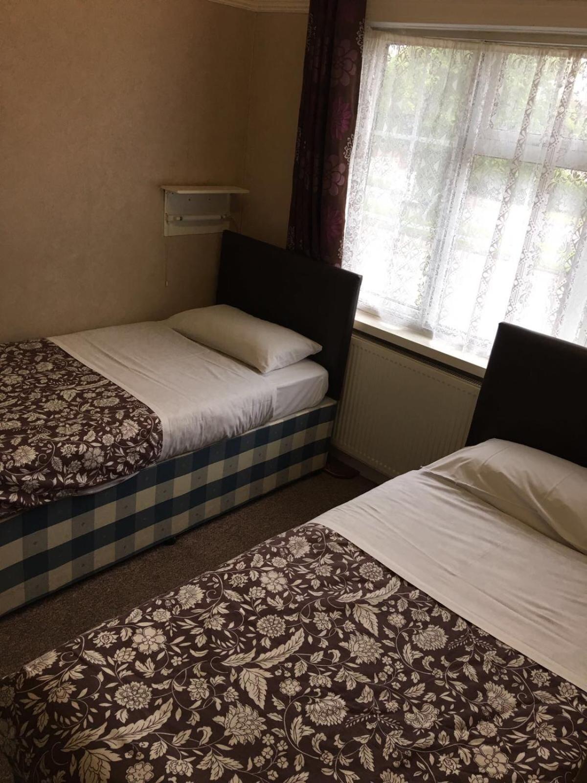 Twin Room with ensuite - Photo 5