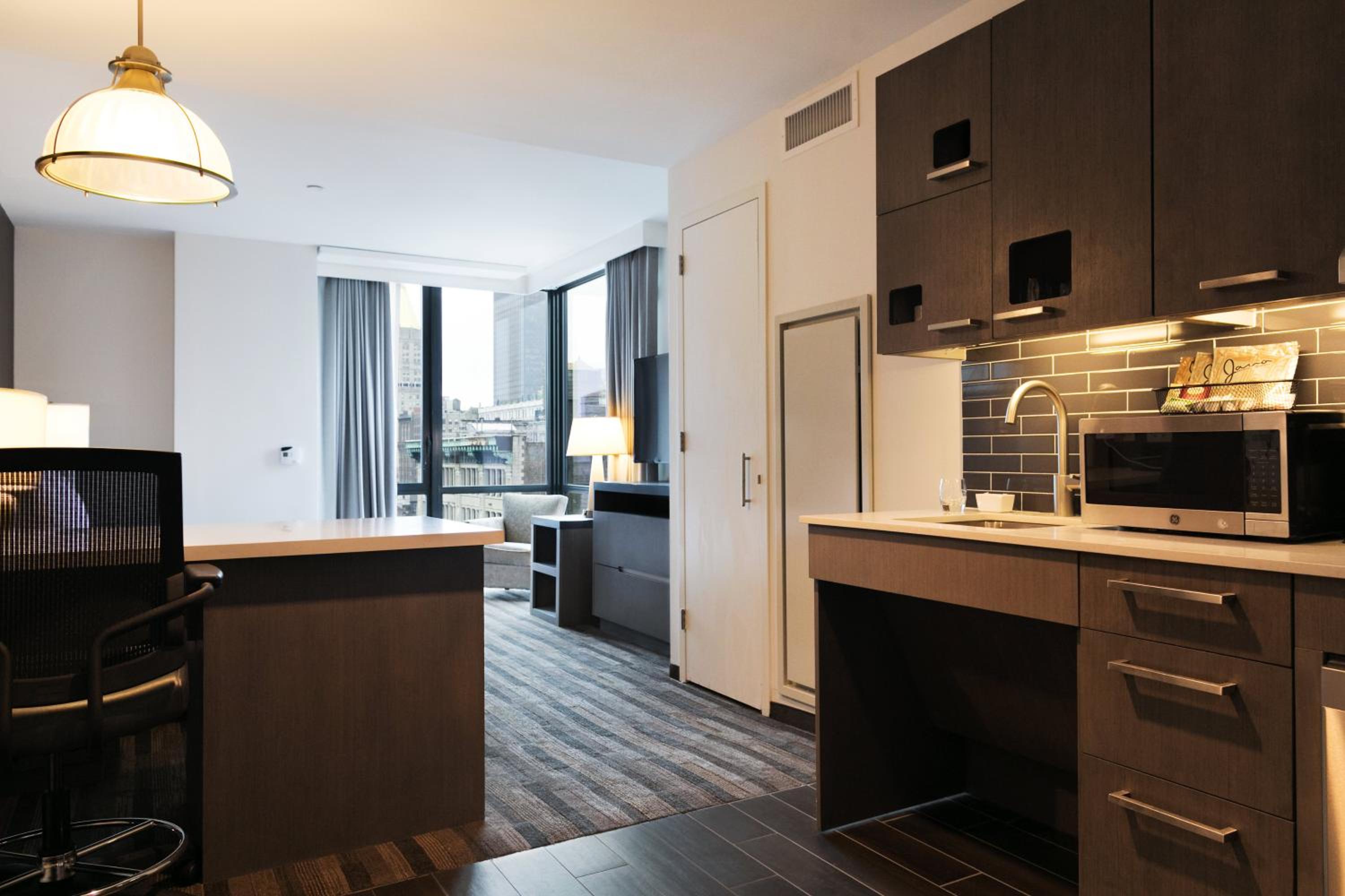 Queen Studio Suite with Kitchen and Roll-In Shower - Disability Access thumbnail 5