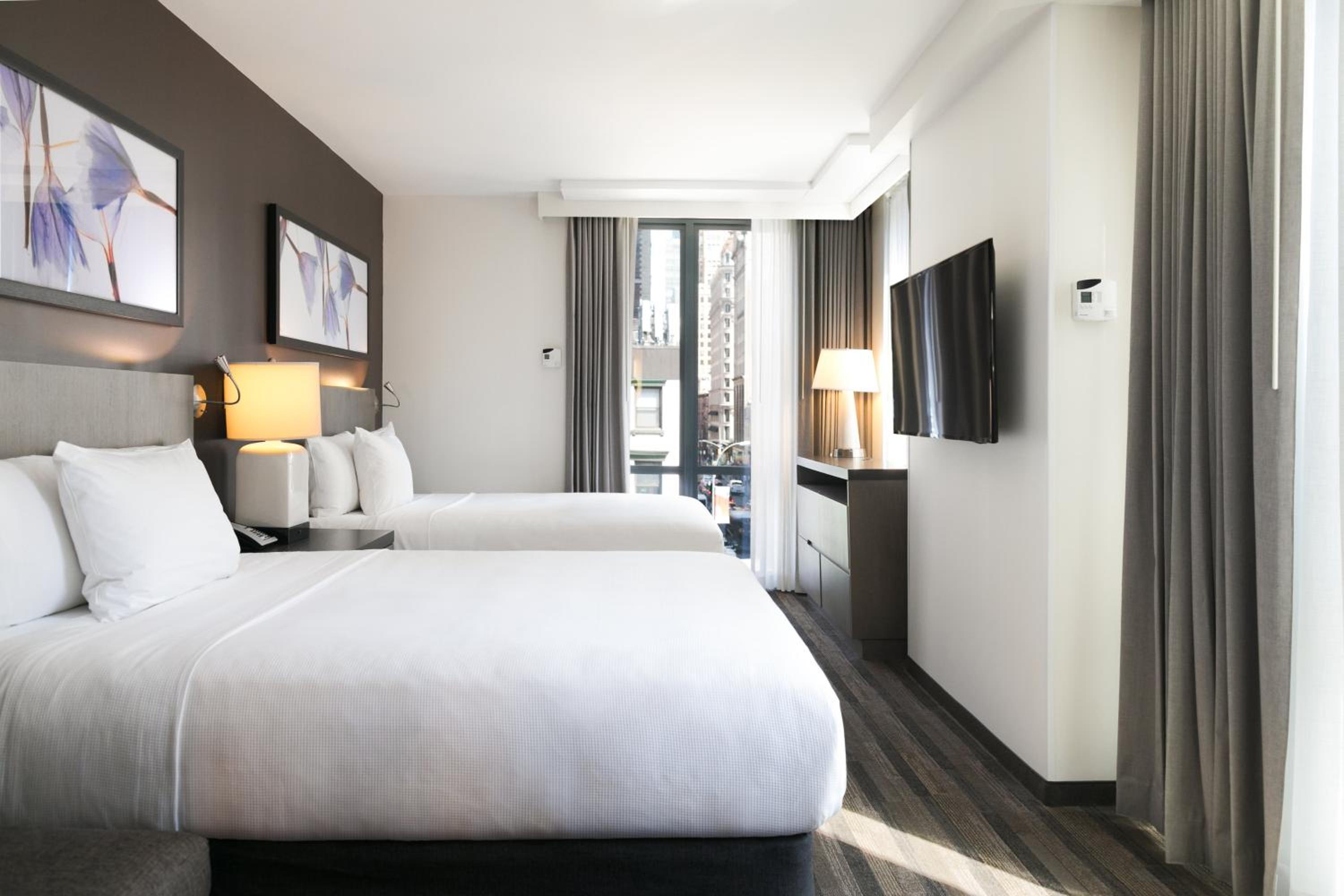 Den Queen Room with Two Queen Beds thumbnail 5