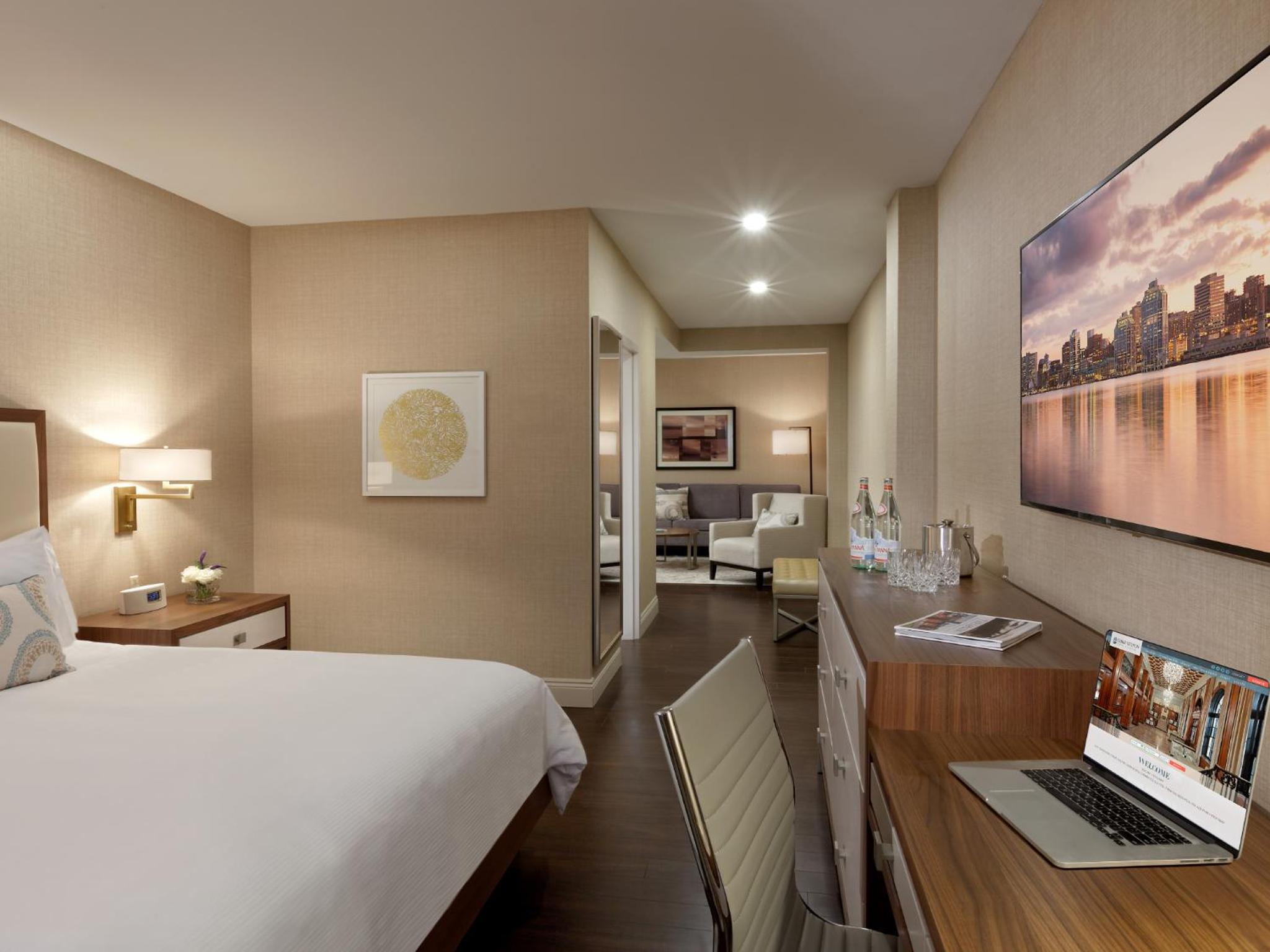 One-Bedroom Suite - Photo 2
