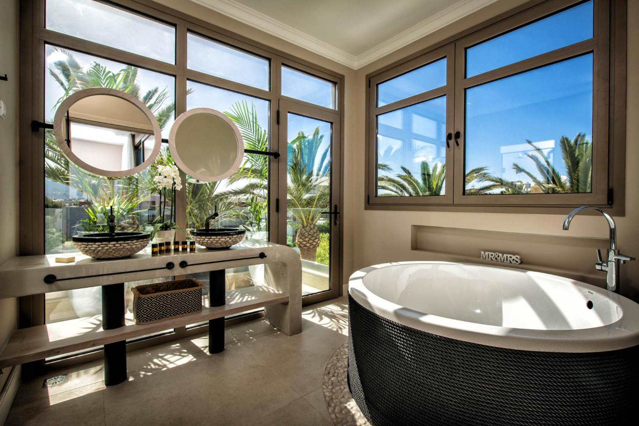 Exclusive Palm Suite With Hot Tub  photo 2
