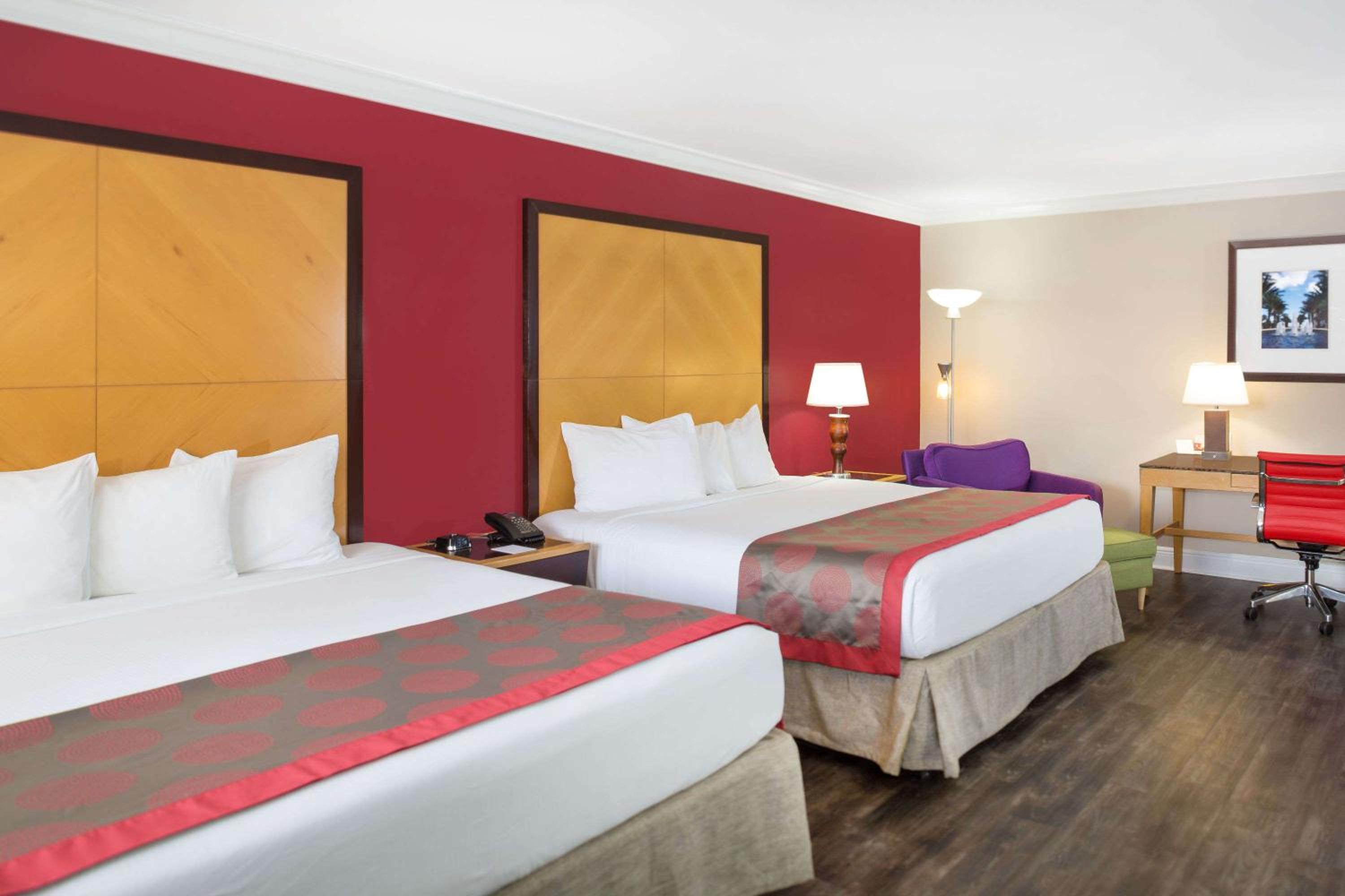 Deluxe King Room with Two King Beds - Non-Smoking photo 2