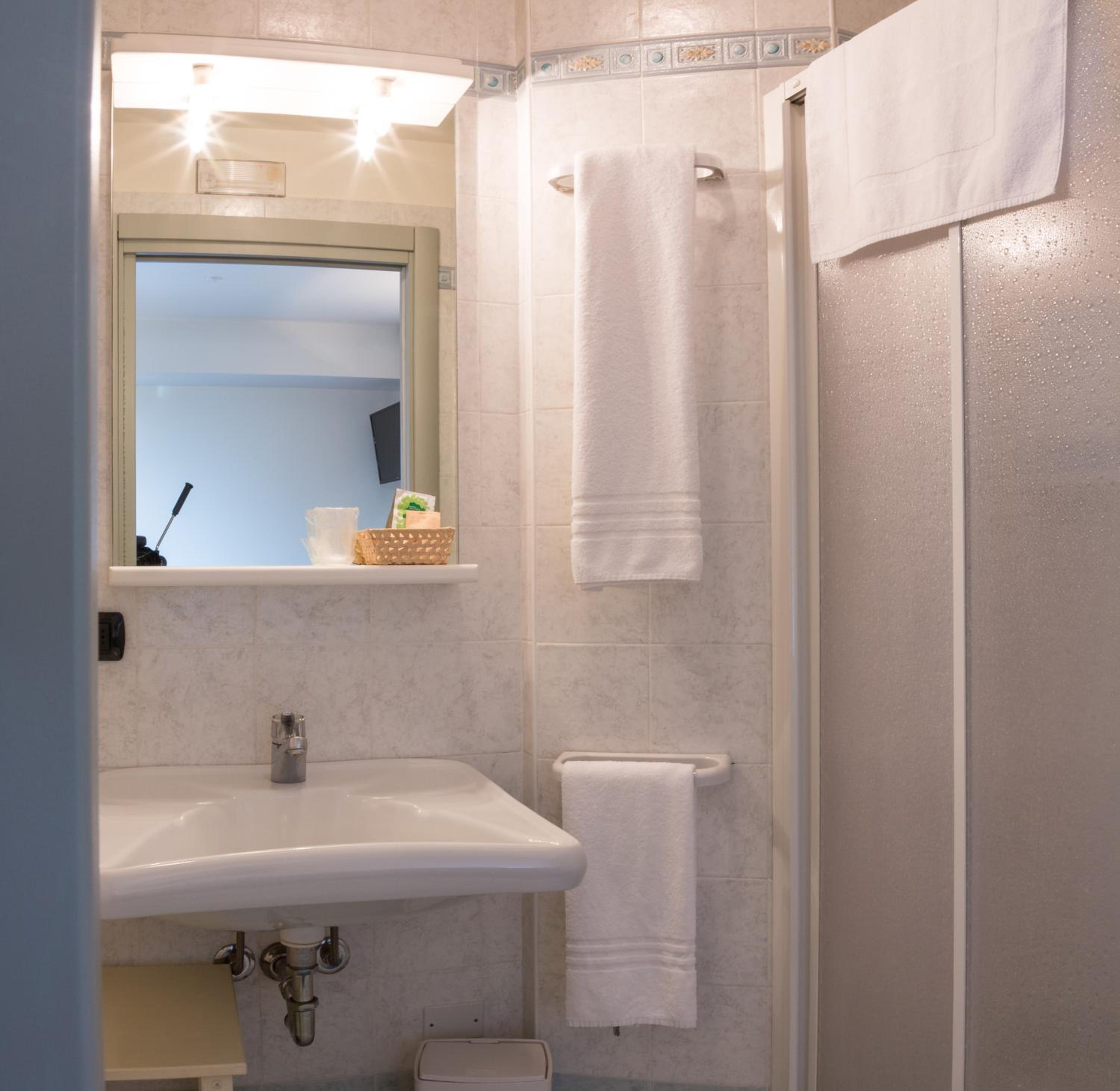 Double or Twin Room with View - Photo 3