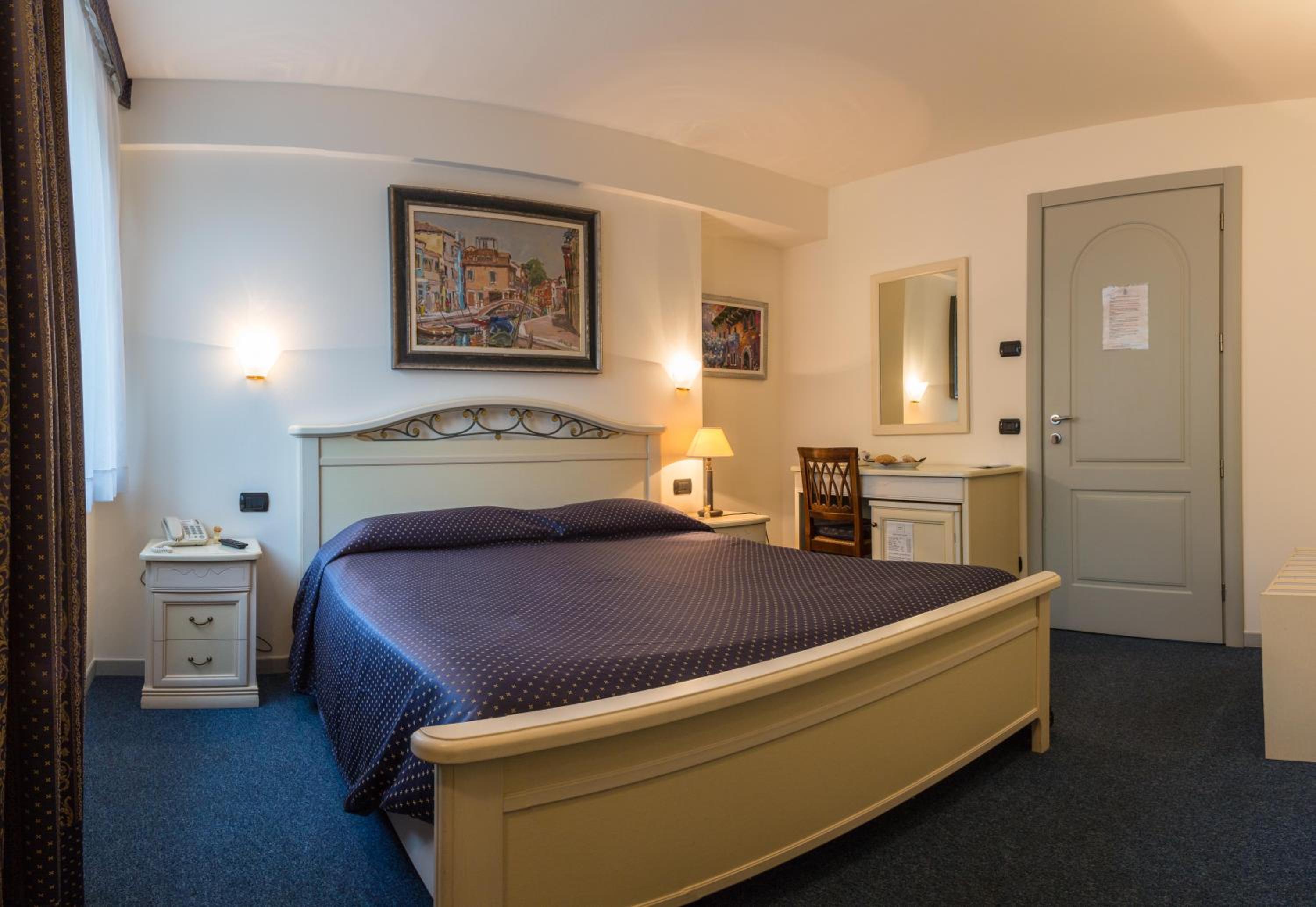 Double Room with Street View - Photo 2