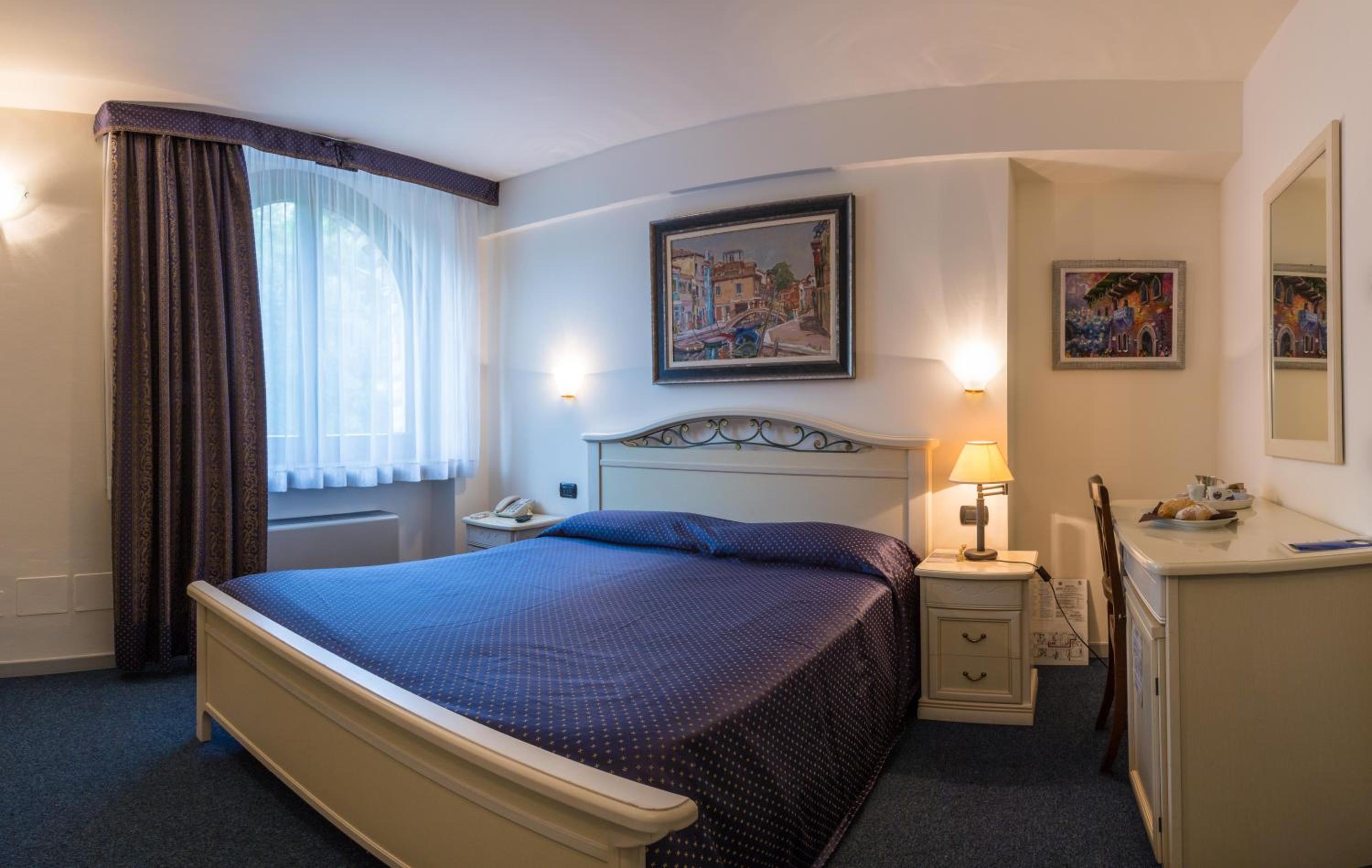 Double Room with Street View - Photo 3