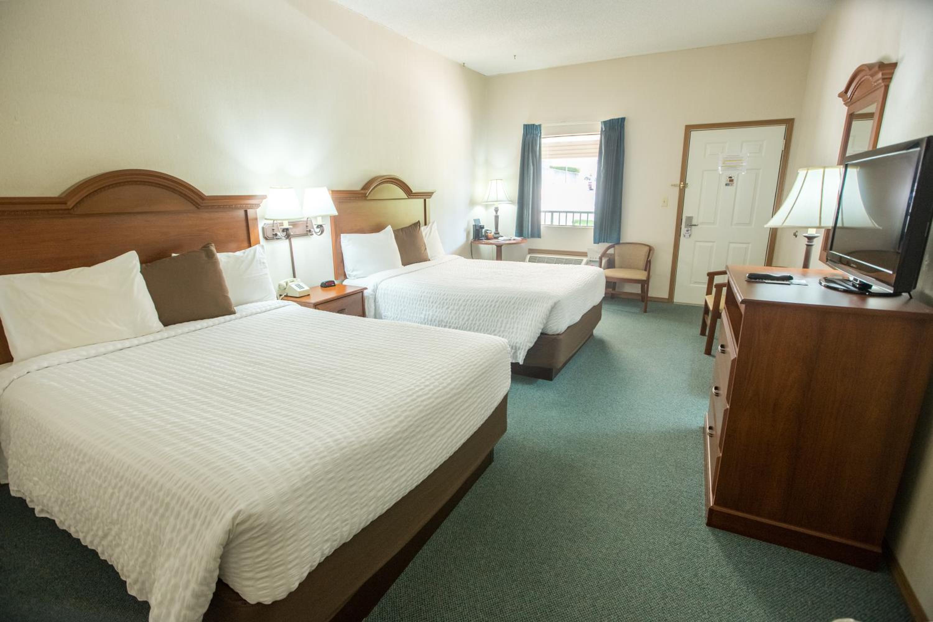 Deluxe Queen Room with Two Queen Beds: Ground Level  photo 3