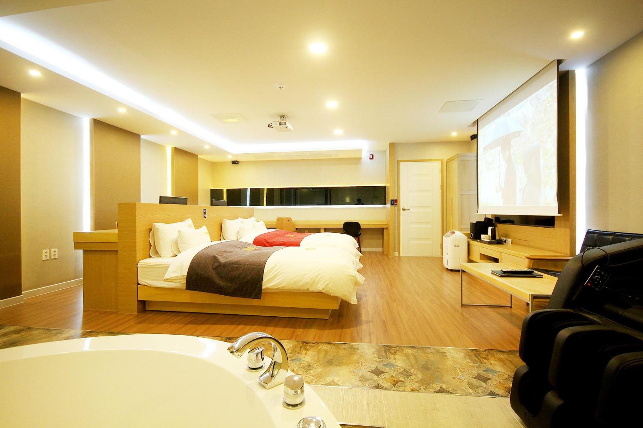 Deluxe Family Room photo 2