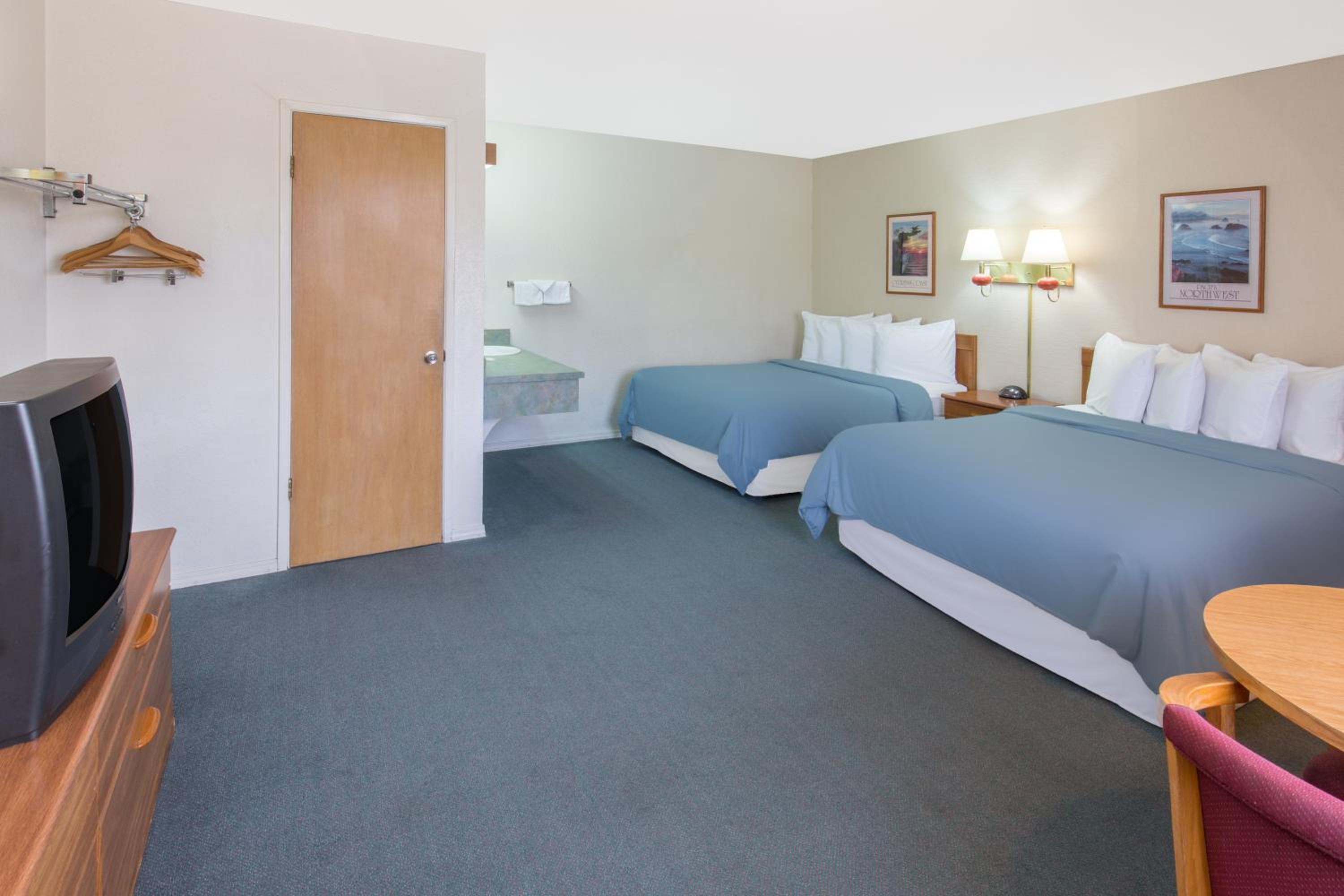 Queen Room with Two Queen Beds - Non-Smoking - Photo 1