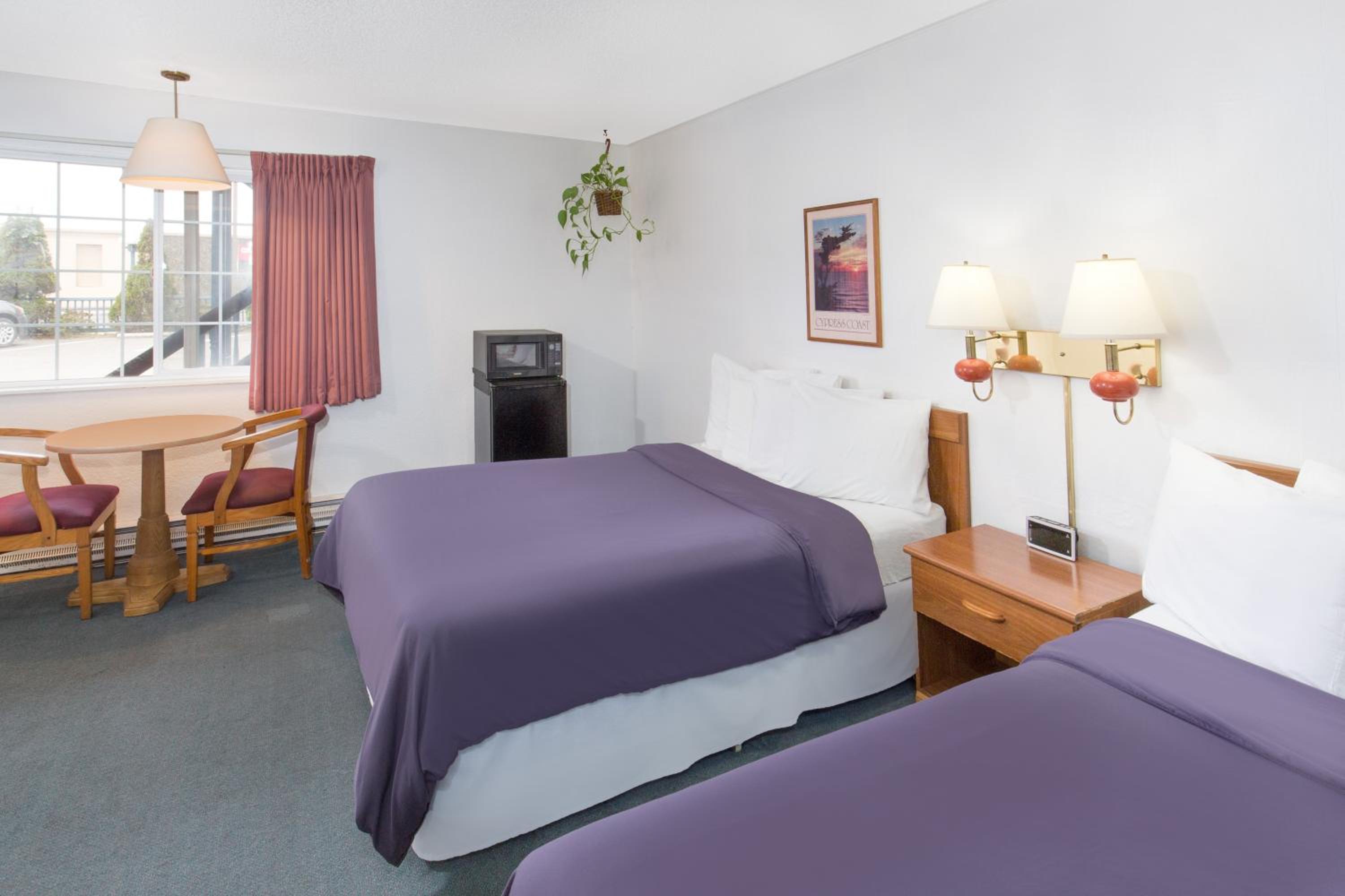 Queen Room with Two Queen Beds - Non-Smoking - Photo 4