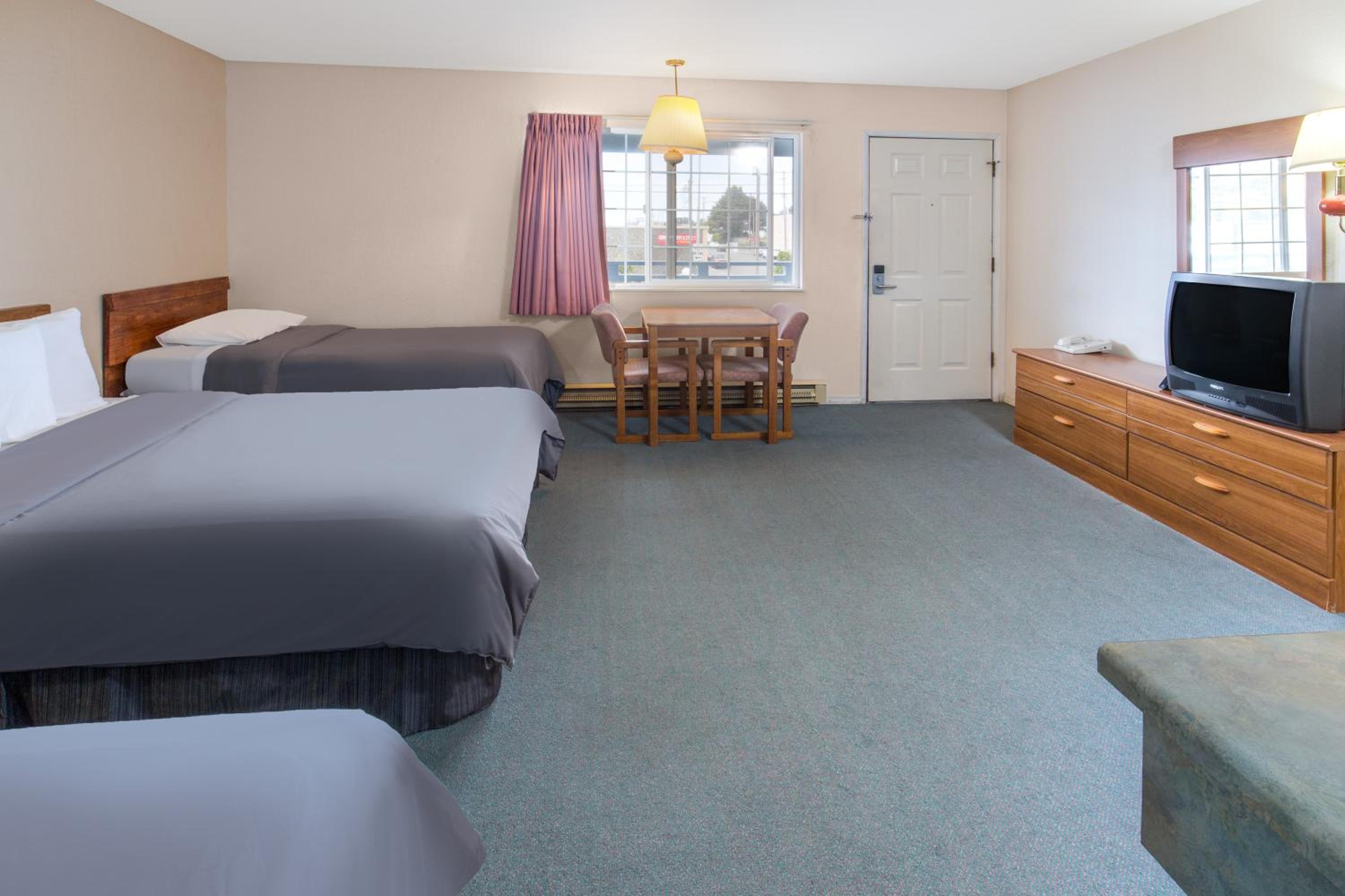 Deluxe Queen Room with Two Queen Beds - Non-Smoking photo 3