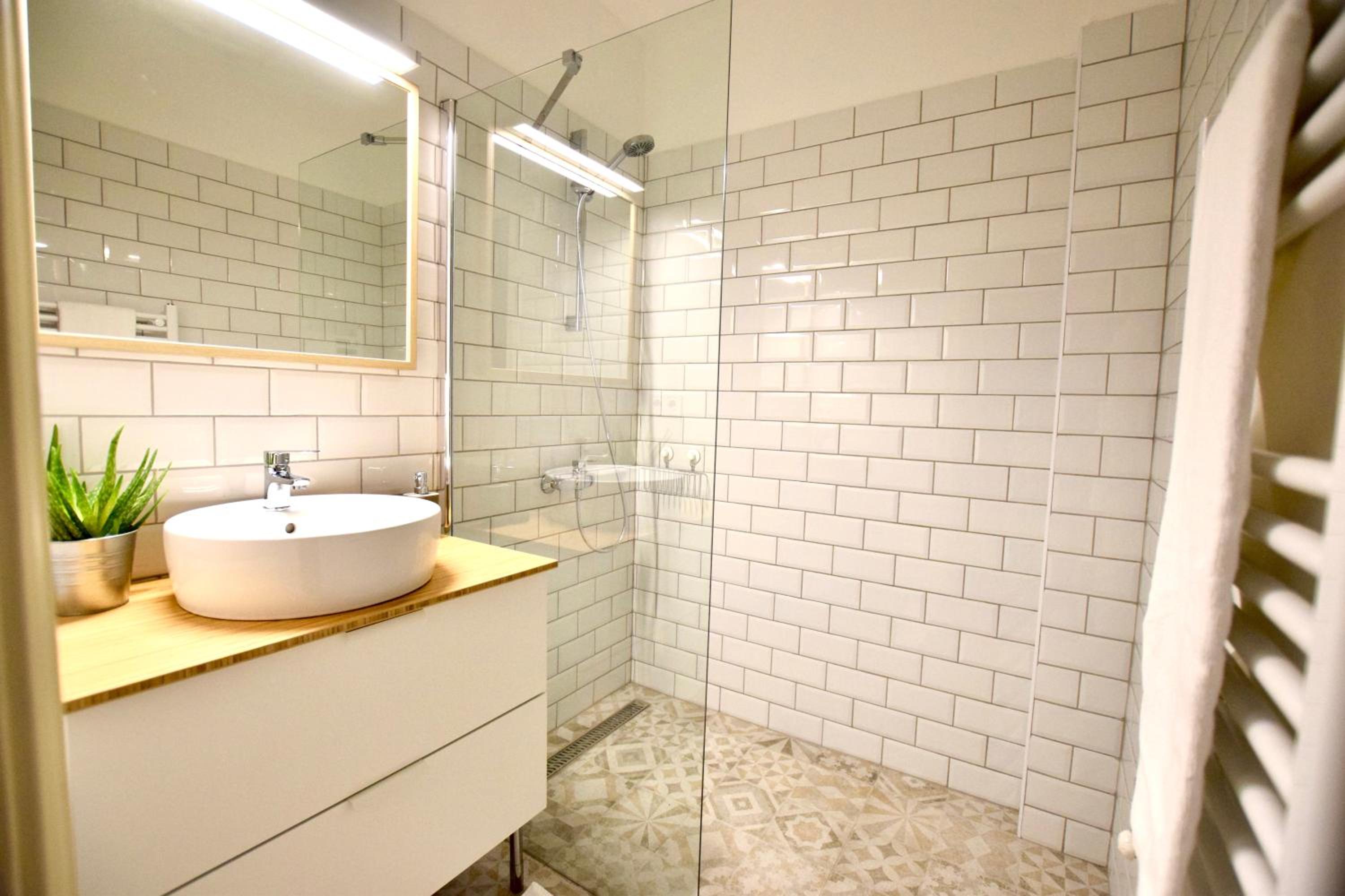 Apartment with Balcony - Photo 9