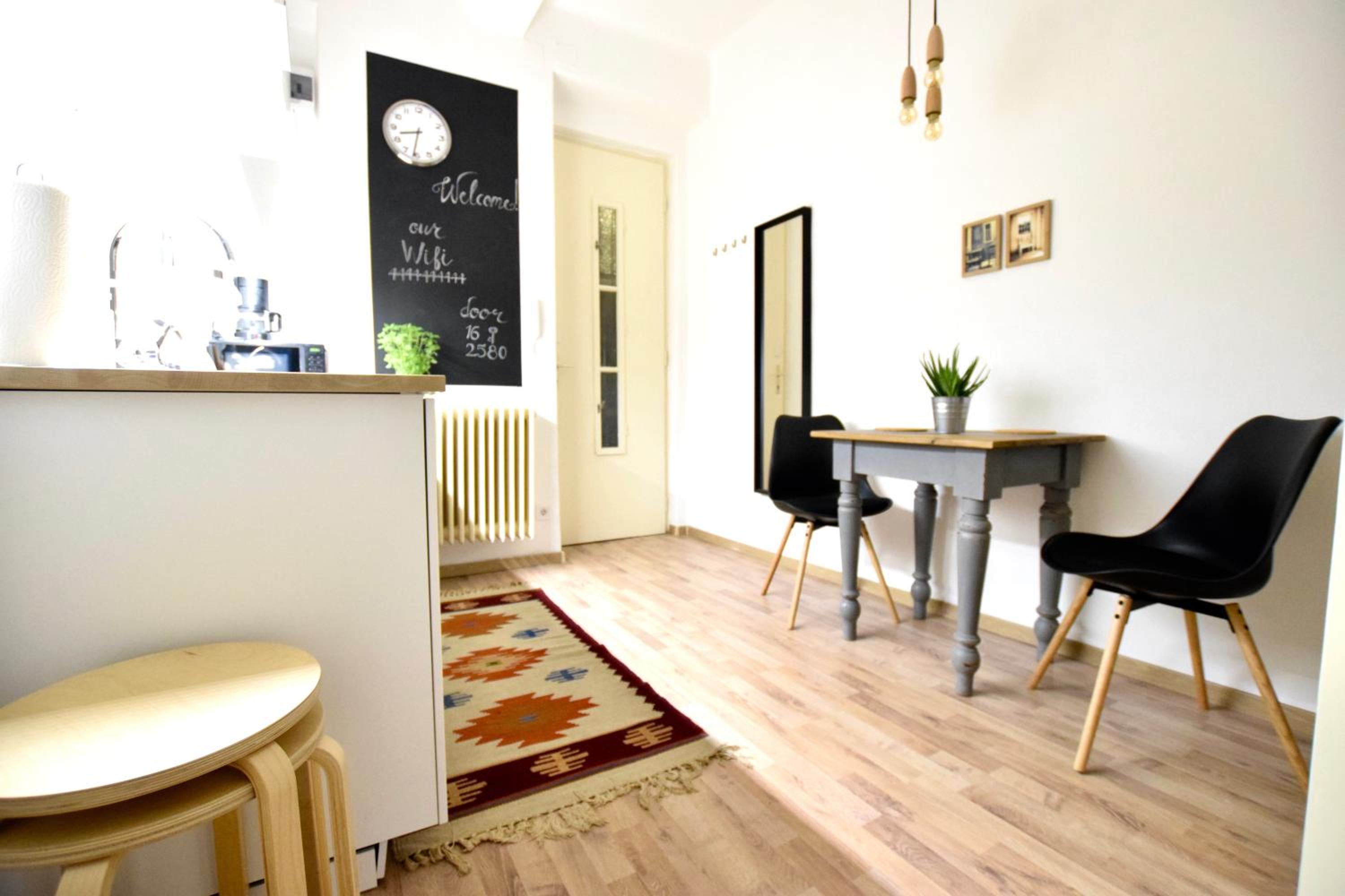 Apartment with Balcony - Photo 6