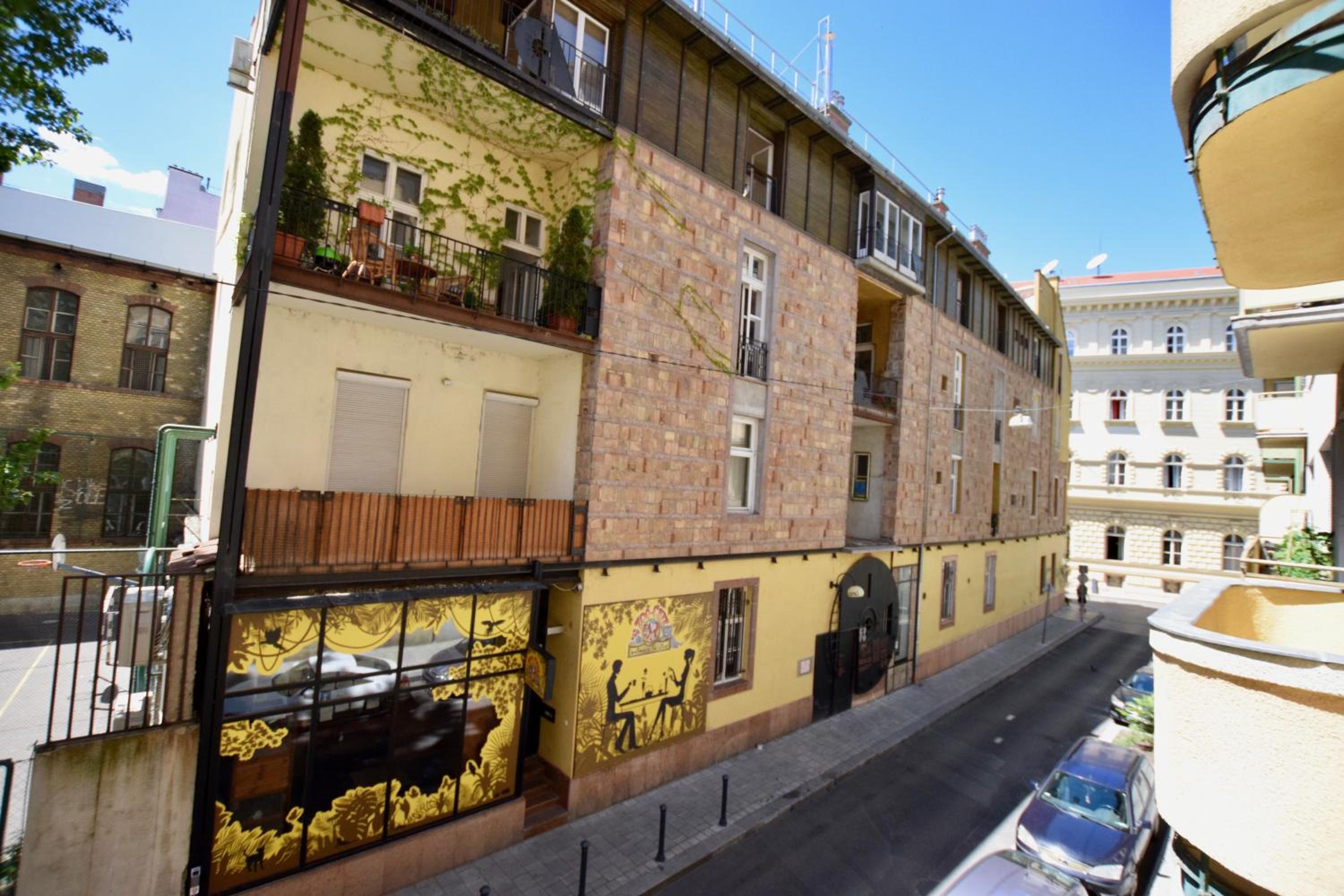 Apartment with Balcony - Photo 11