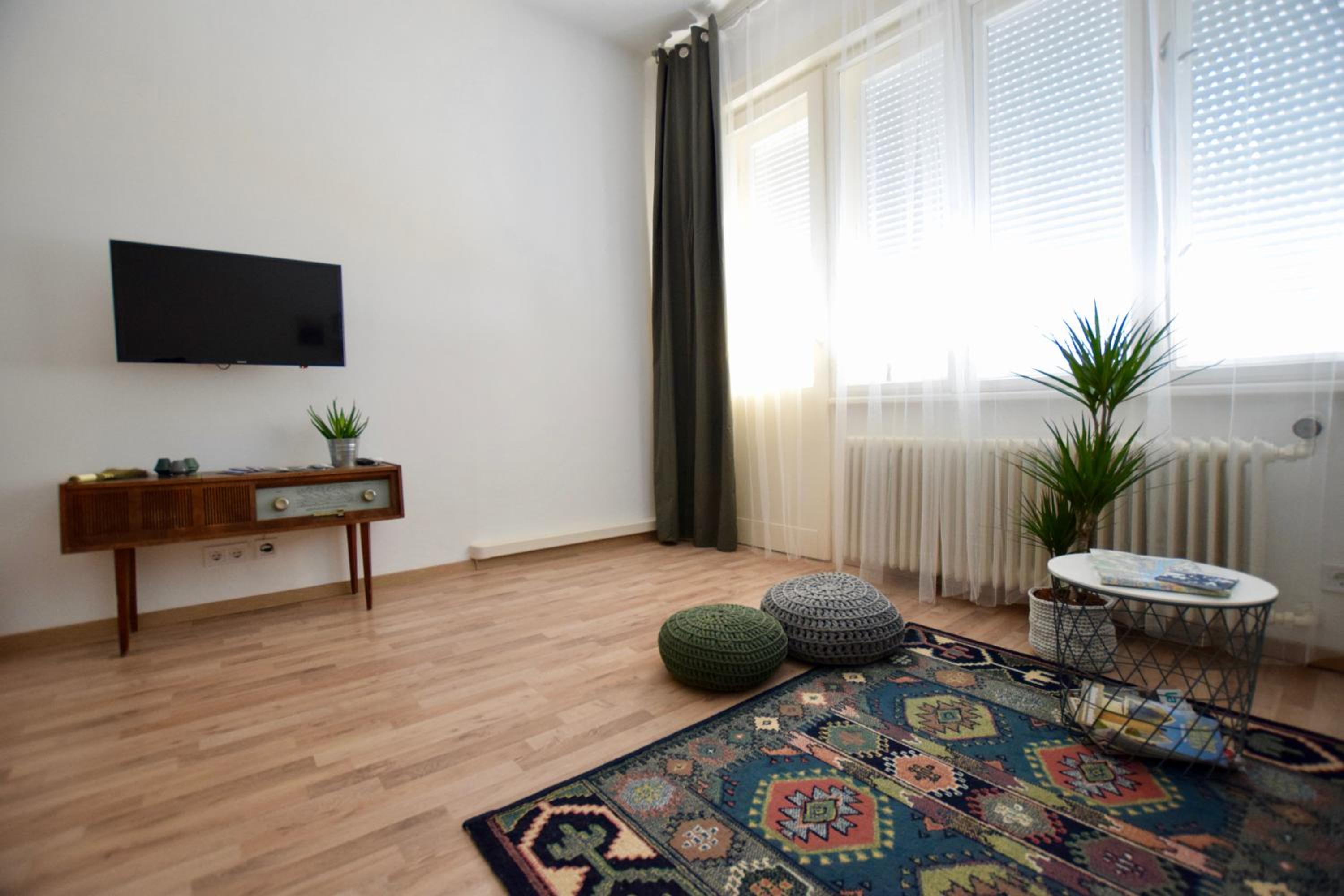 Apartment with Balcony - Photo 5