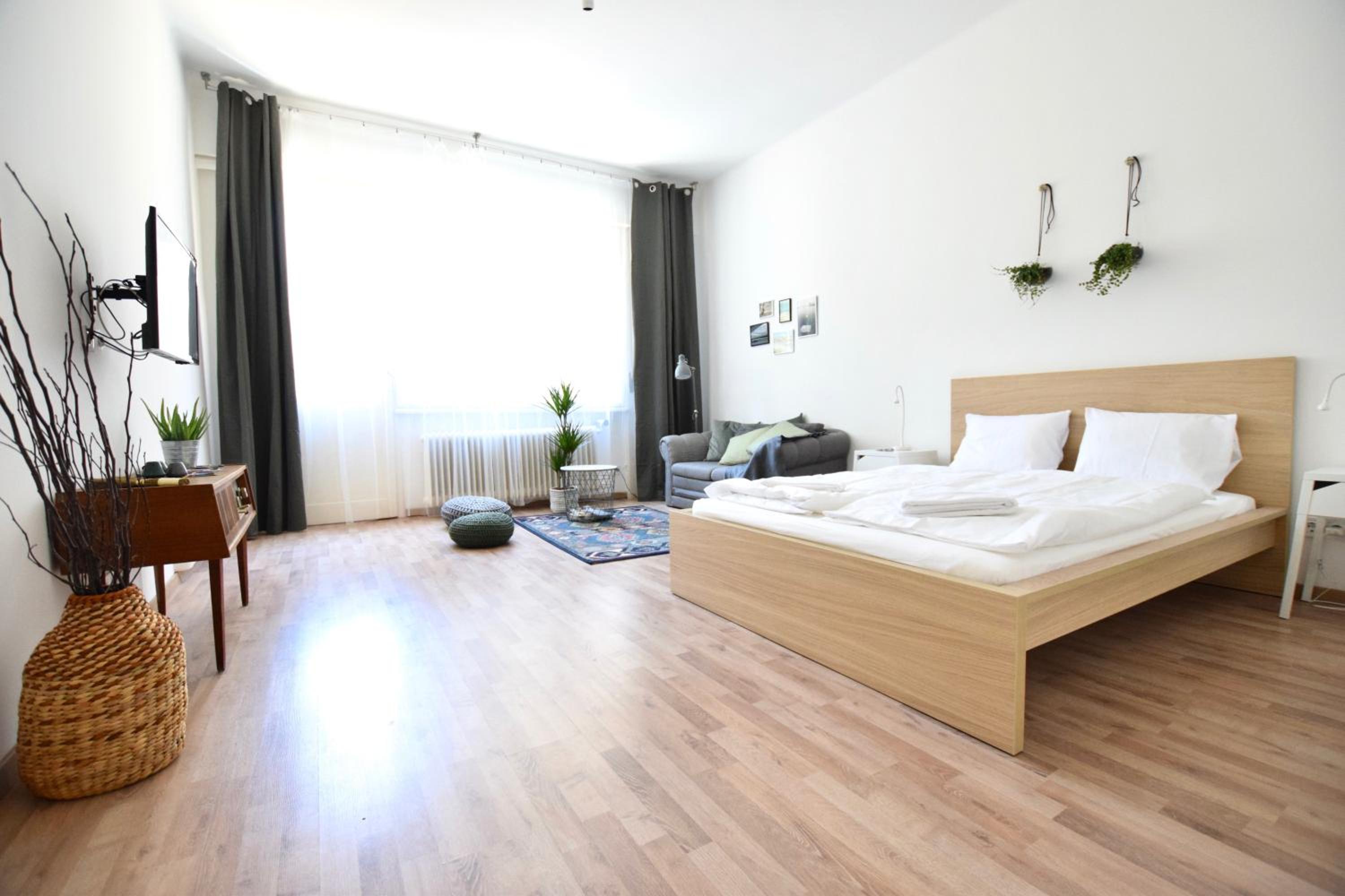 Apartment with Balcony - Photo 4