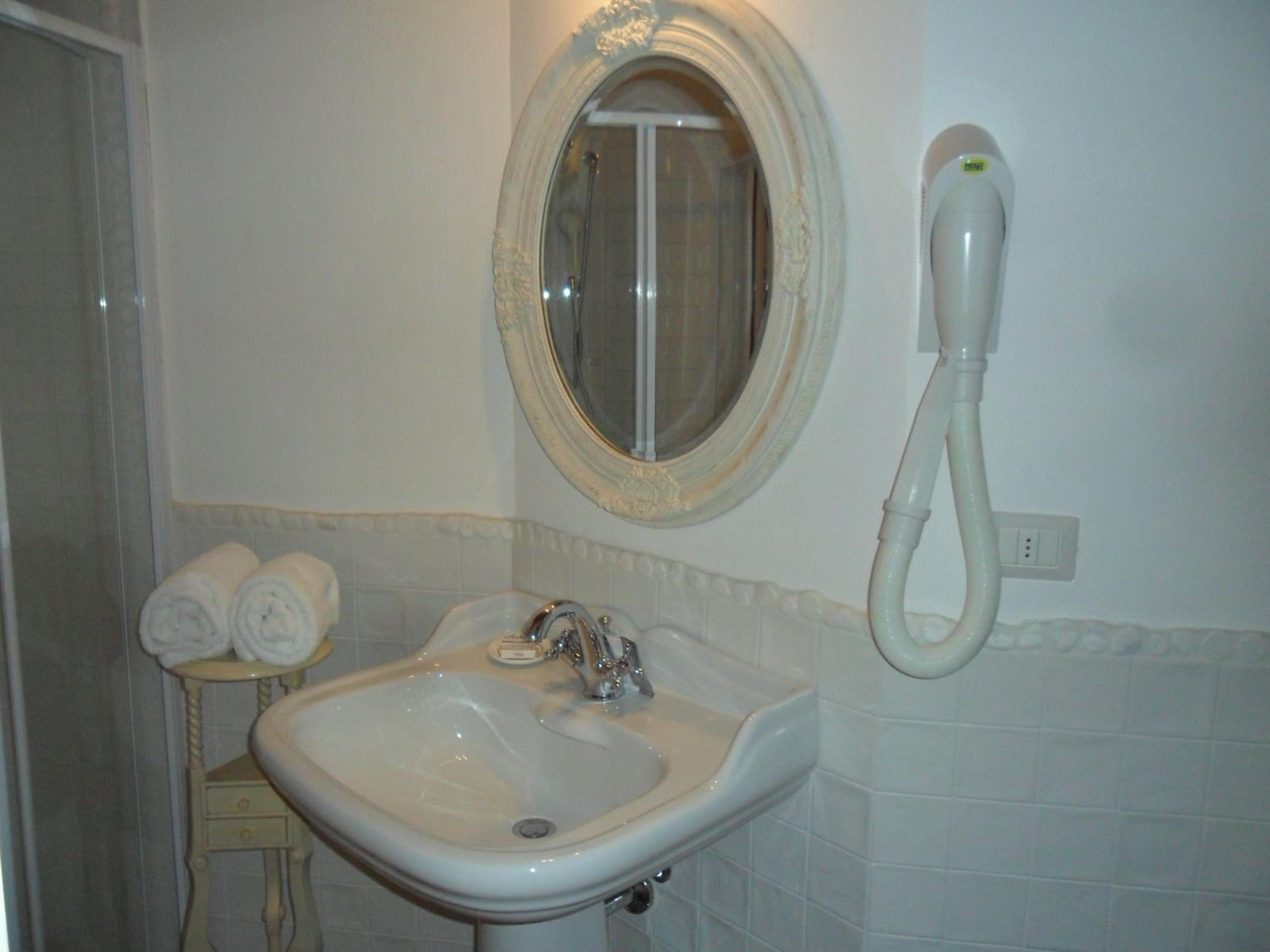 Double Room - Photo 5