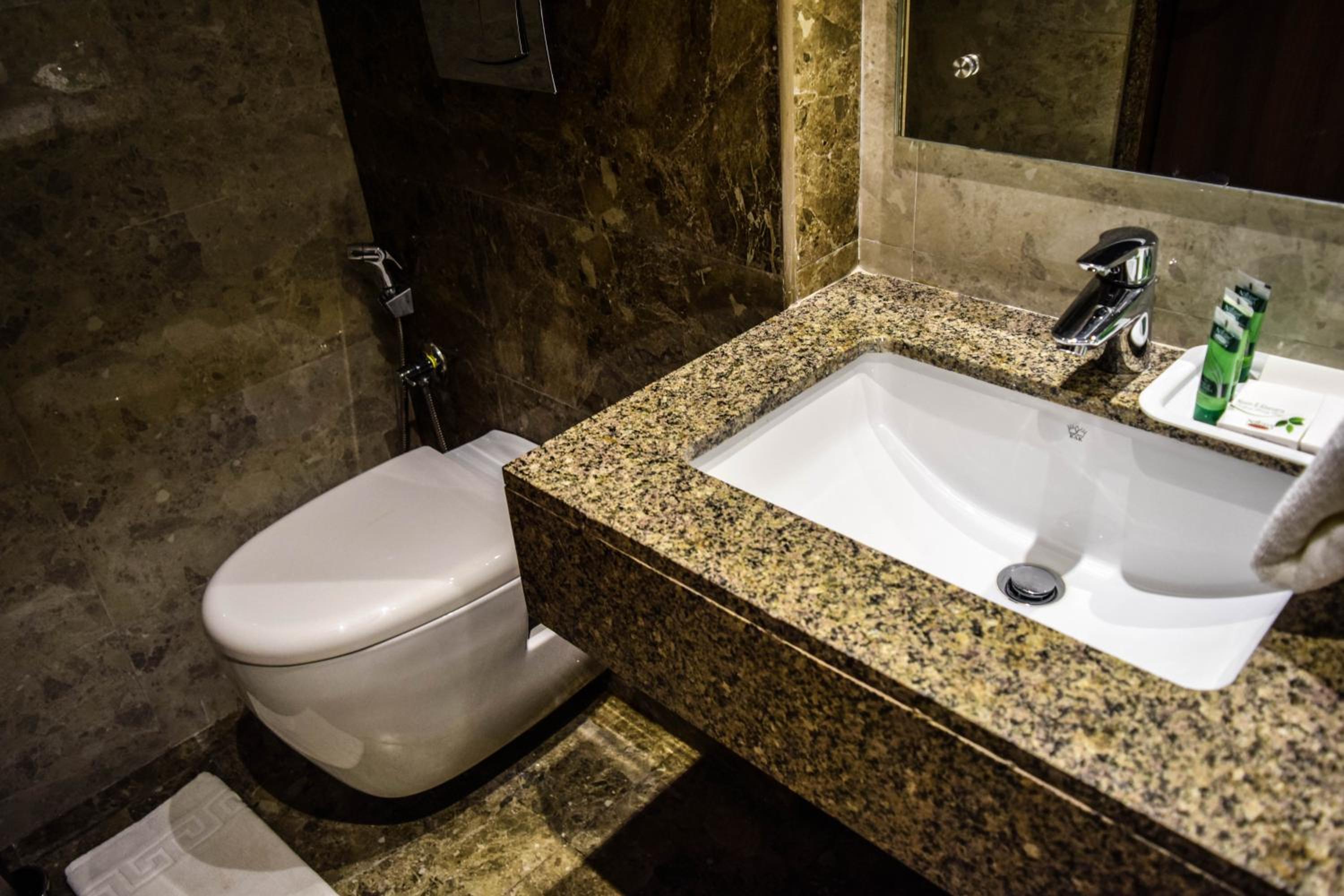 Executive Suite - Photo 5