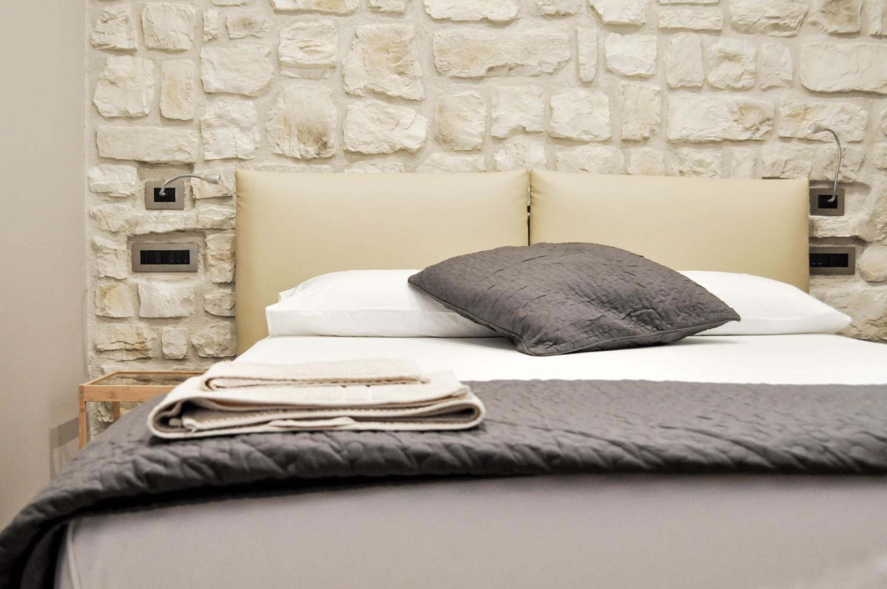 Double Room - Photo 6