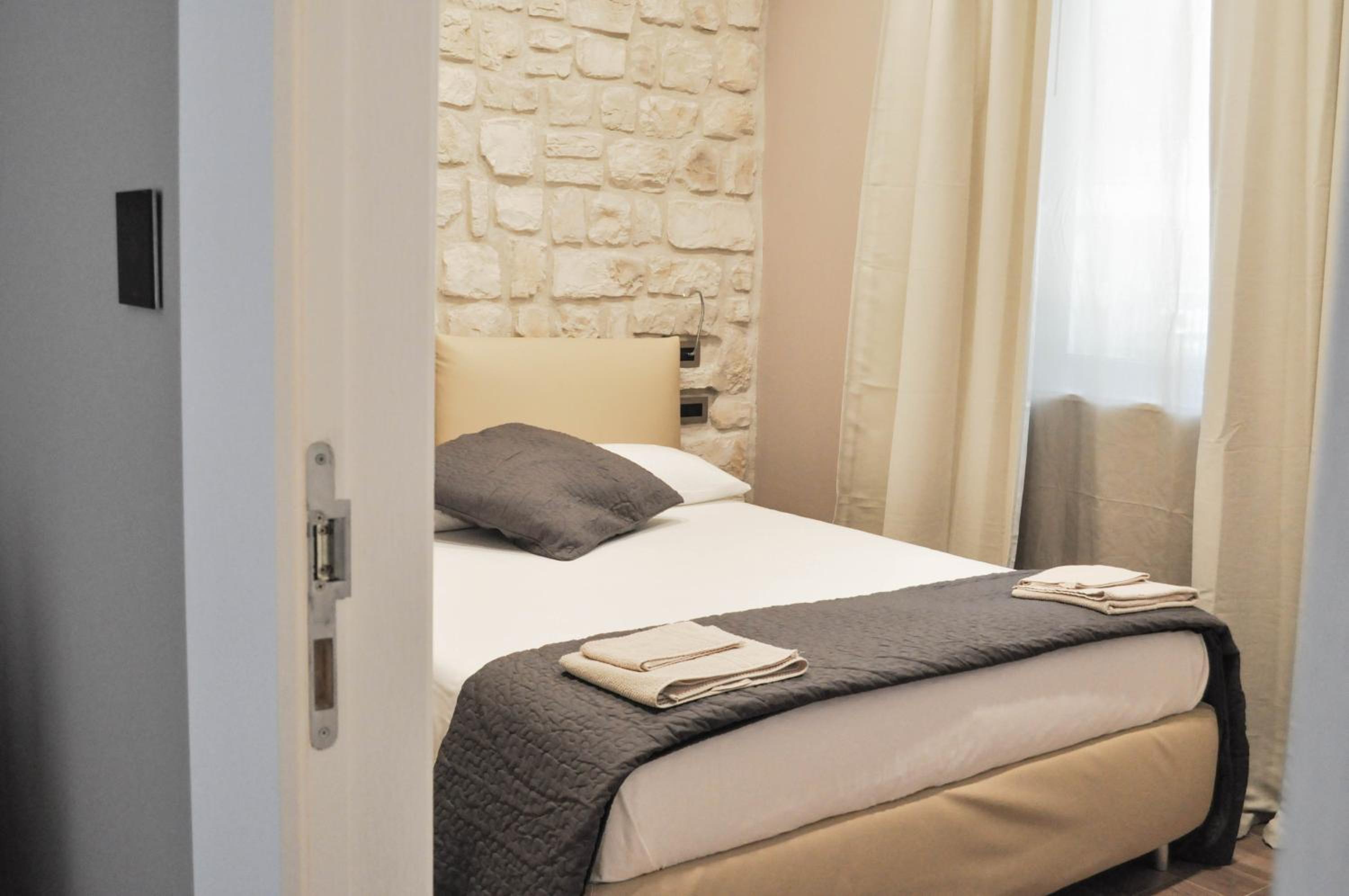 Double Room - Photo 8