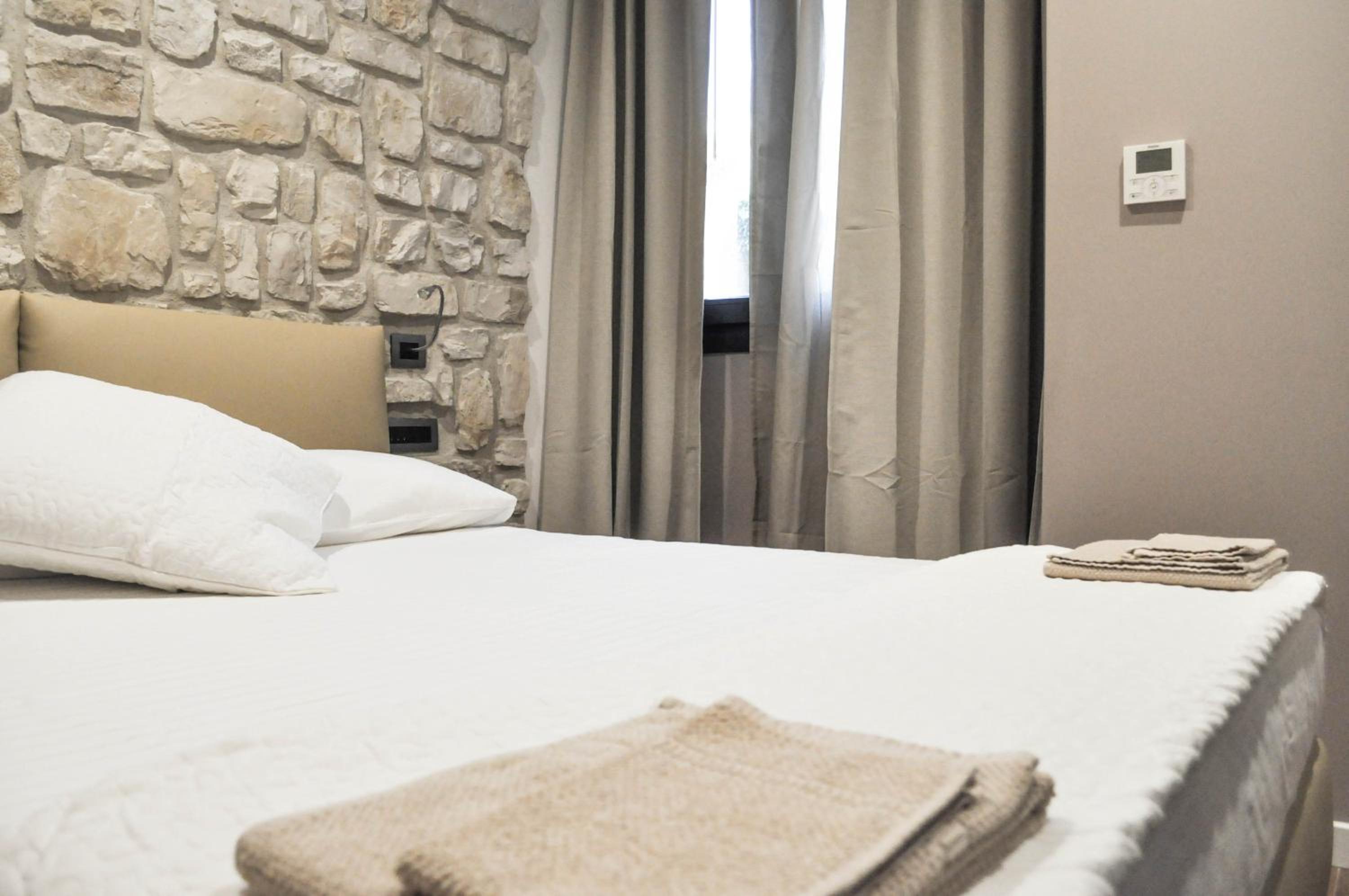 Double Room - Photo 5