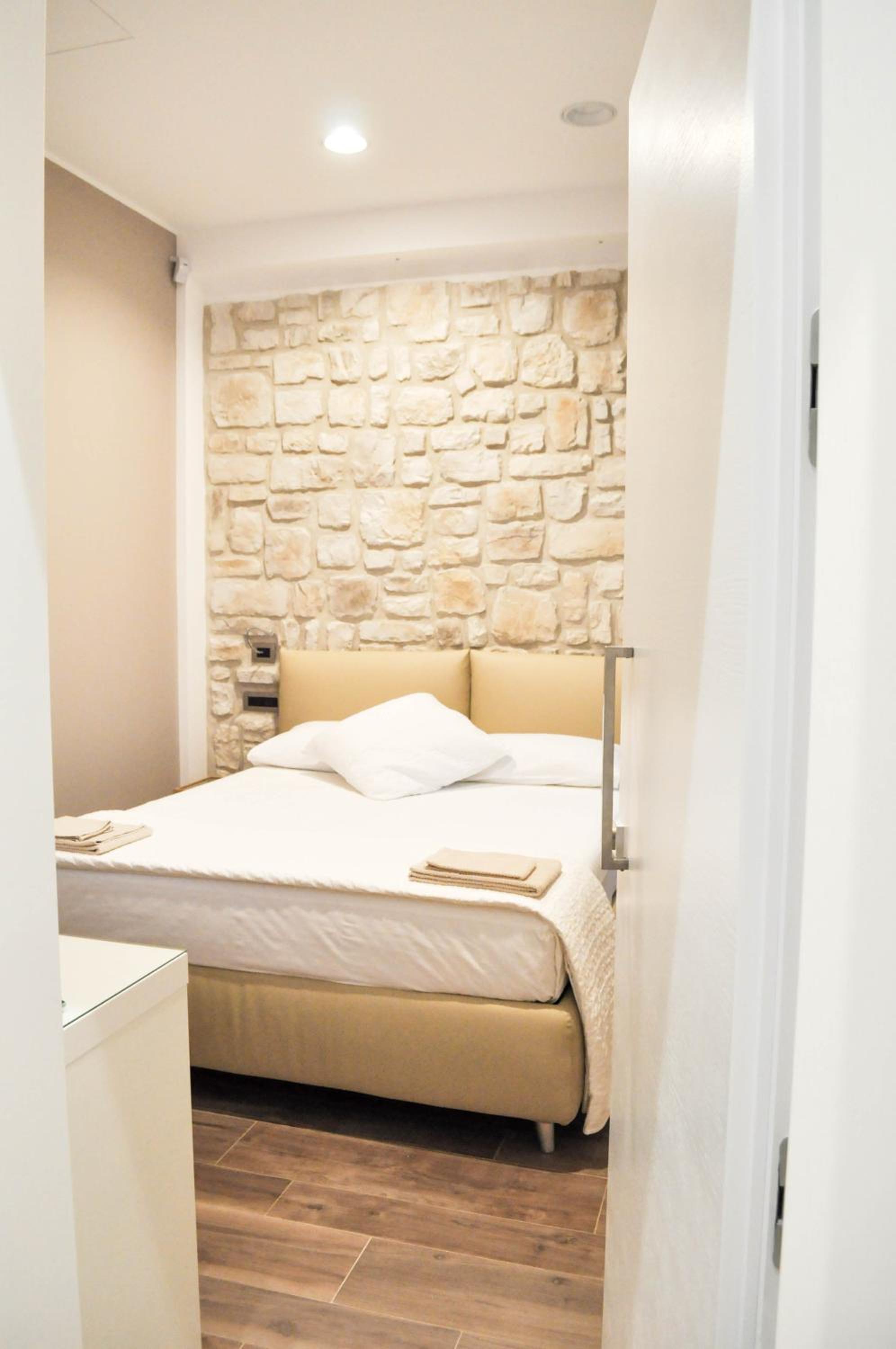 Deluxe Room - Photo 5