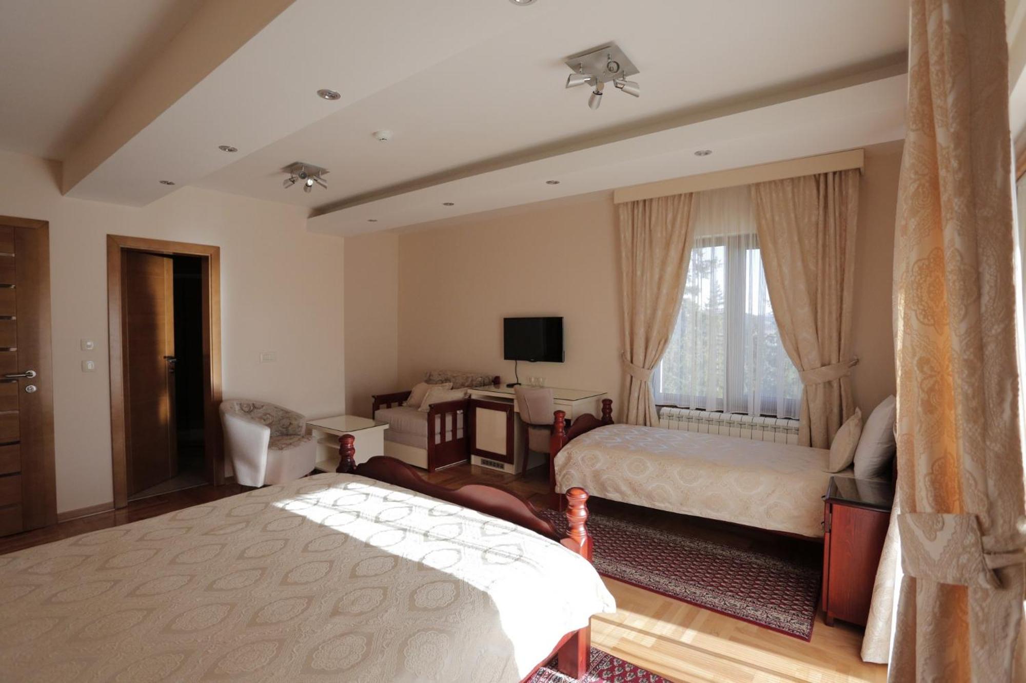 Standard Double Room - Photo 7