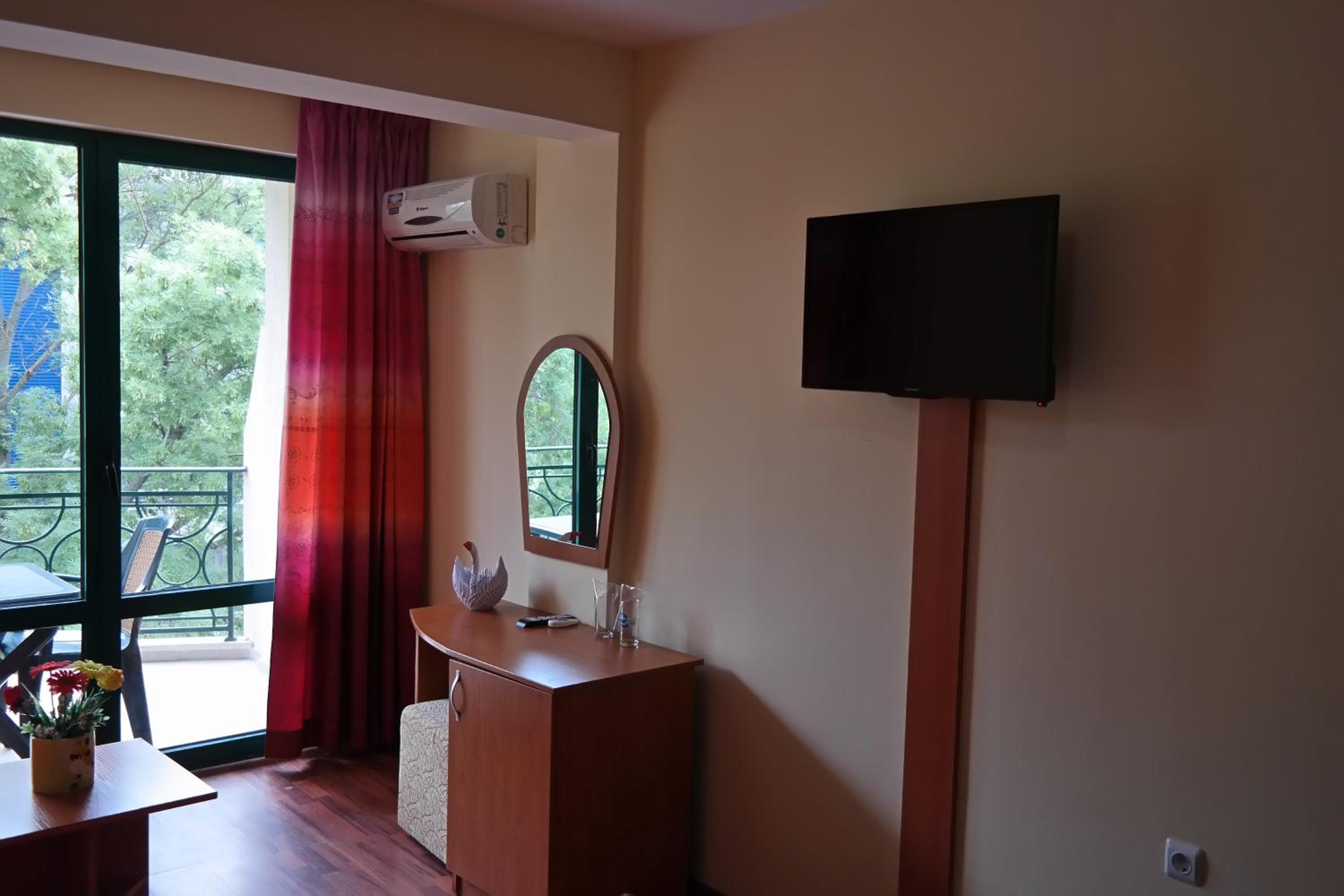 Twin Room (2 Adults + 2 Children) photo 2