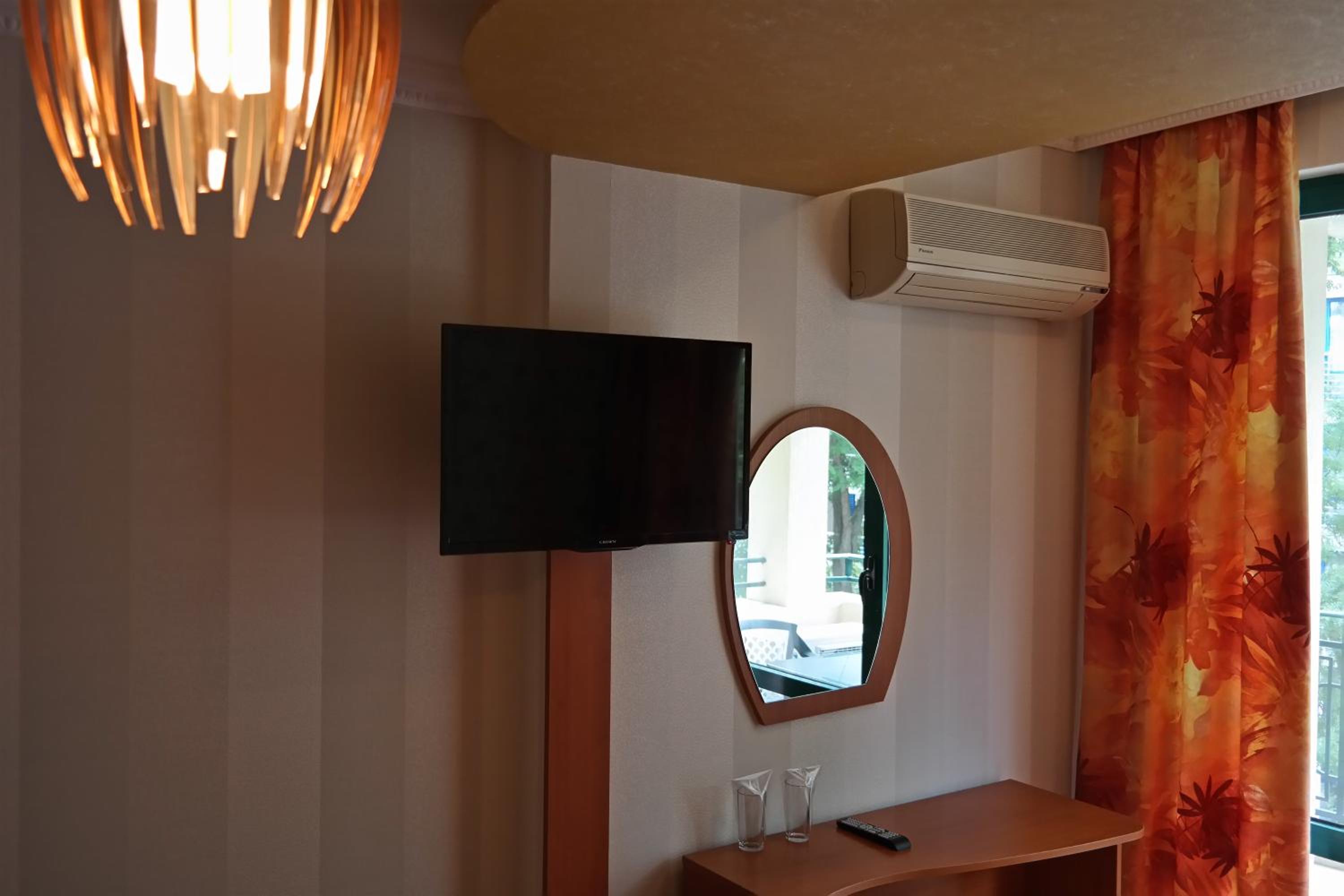 One-Bedroom Suite with Balcony photo 1