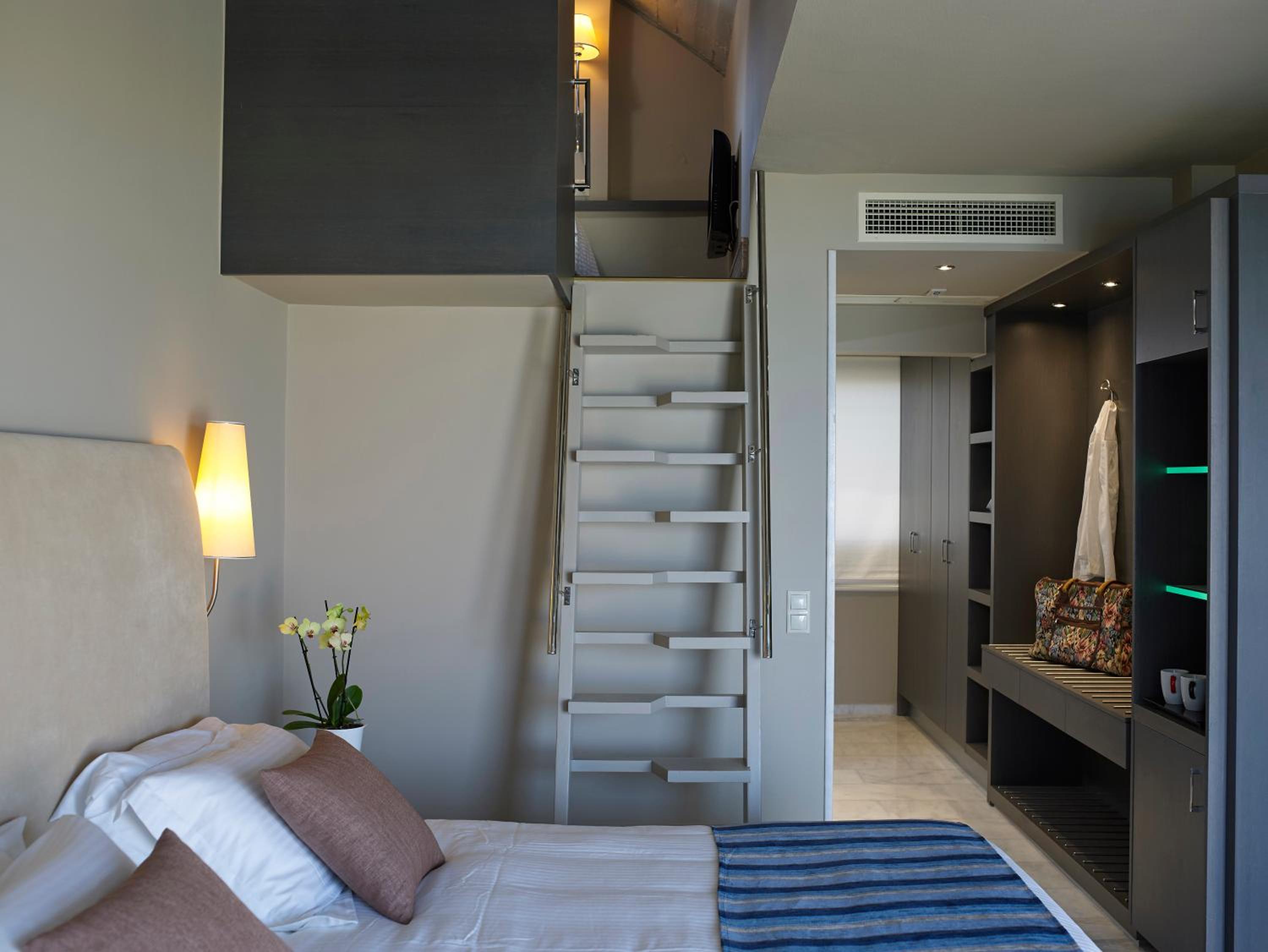 Grand Suite with Panoramic Sea View - Photo 13