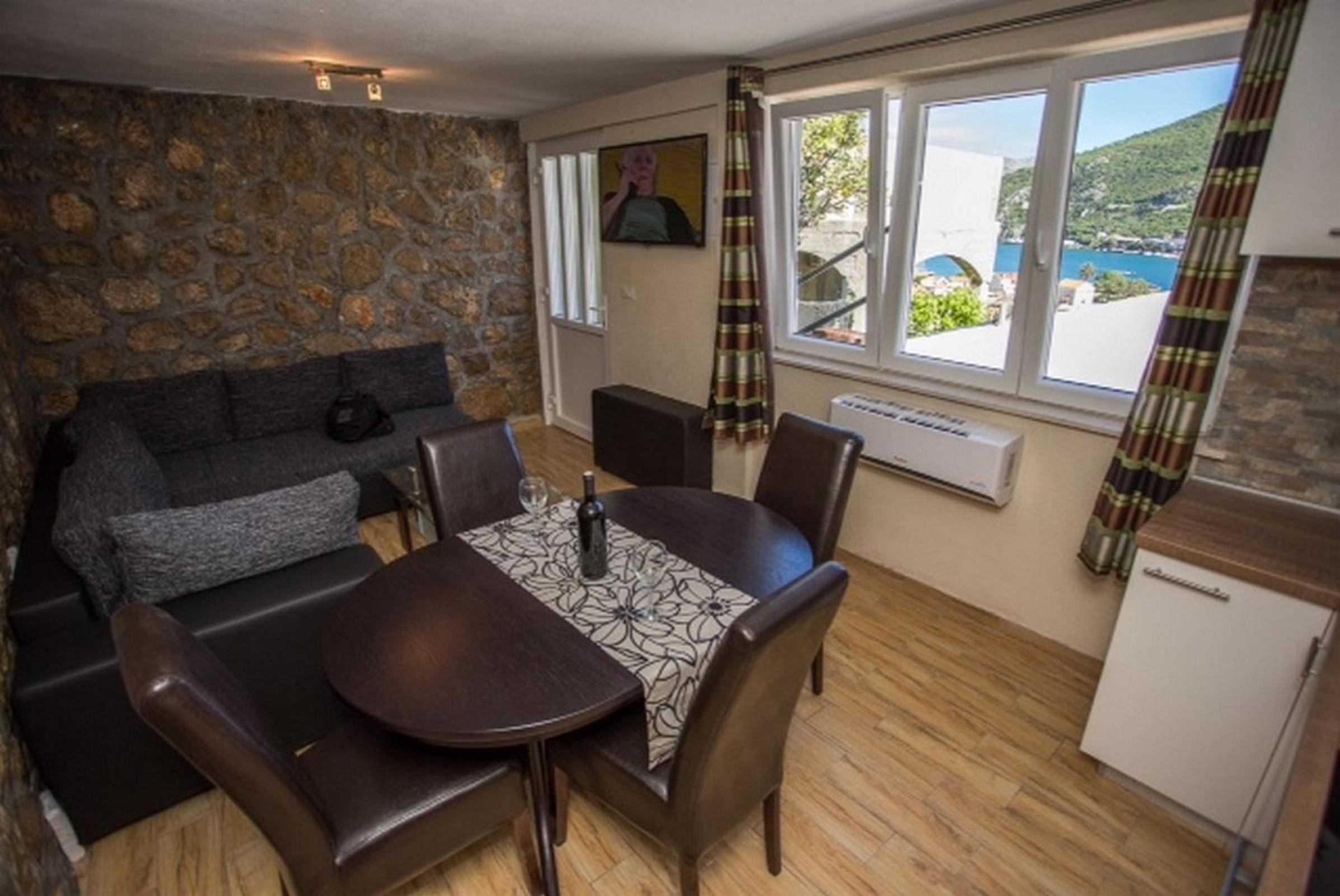 One-Bedroom Apartment with Terrace and Sea View photo 2