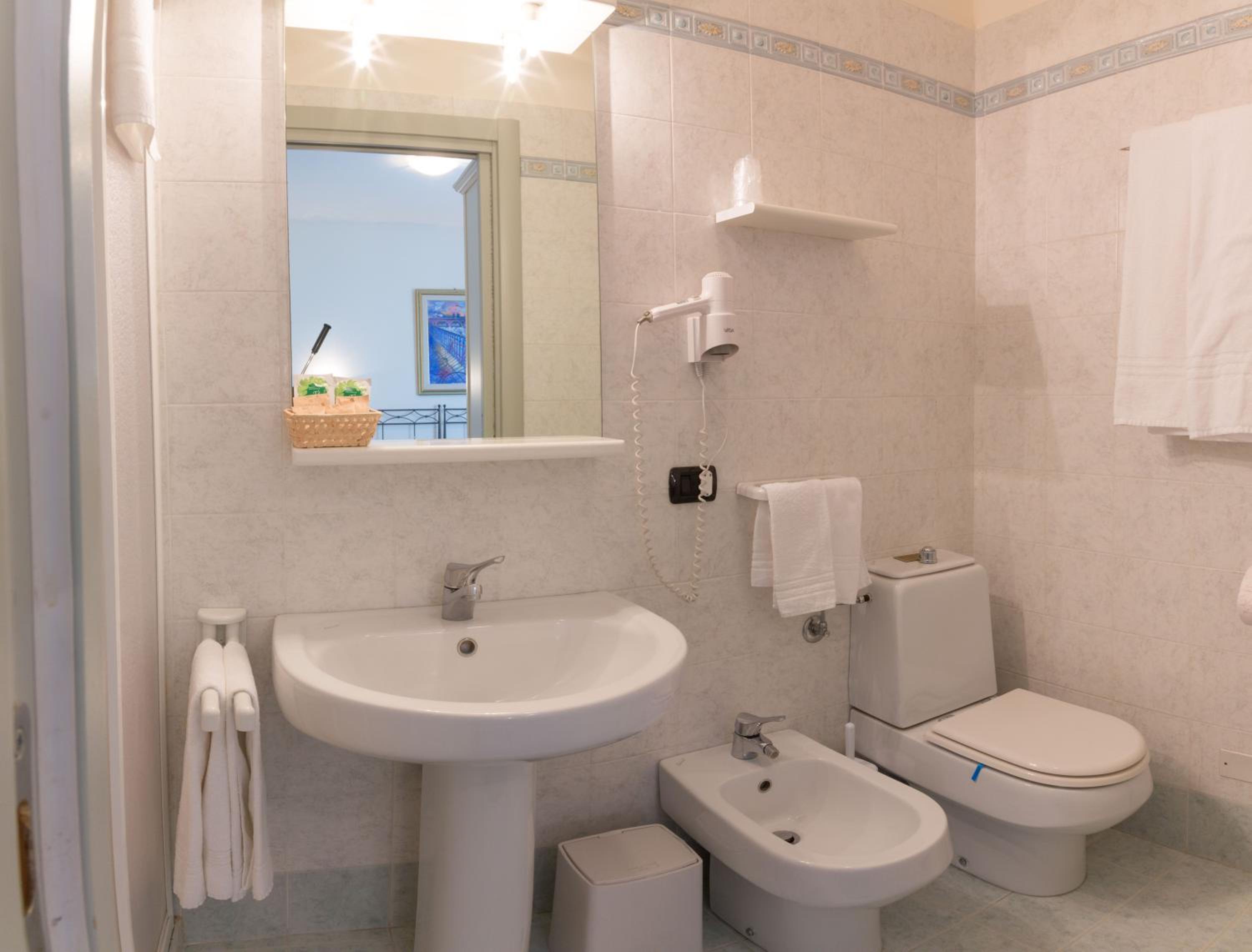 Double or Twin Room with View - Photo 4