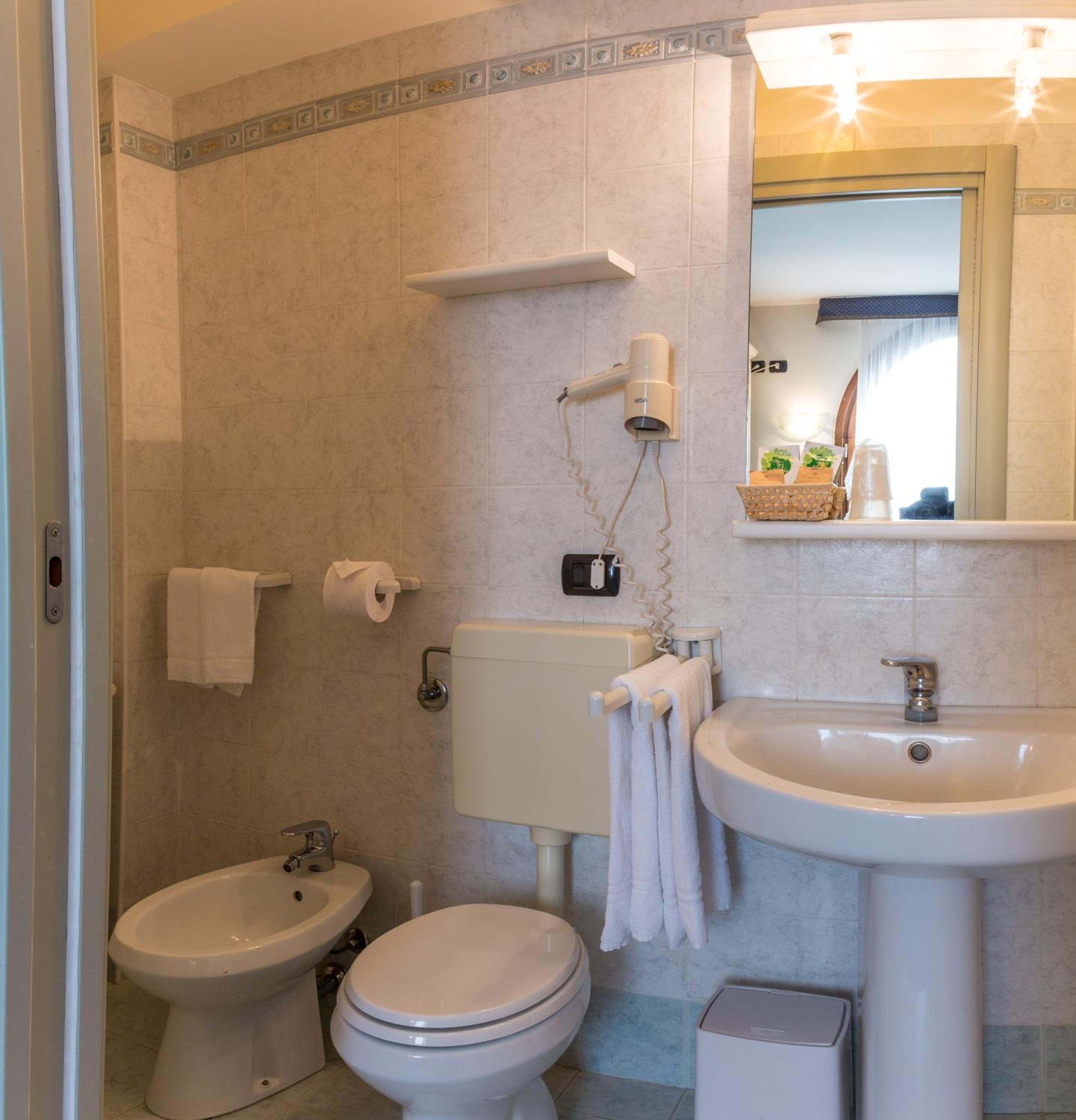Double or Twin Room with Lake View - Photo 3