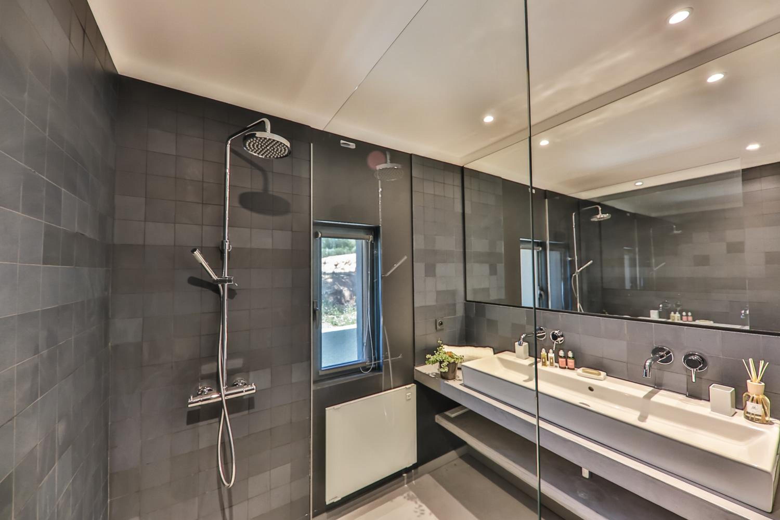 Deluxe Suite - Photo 6
