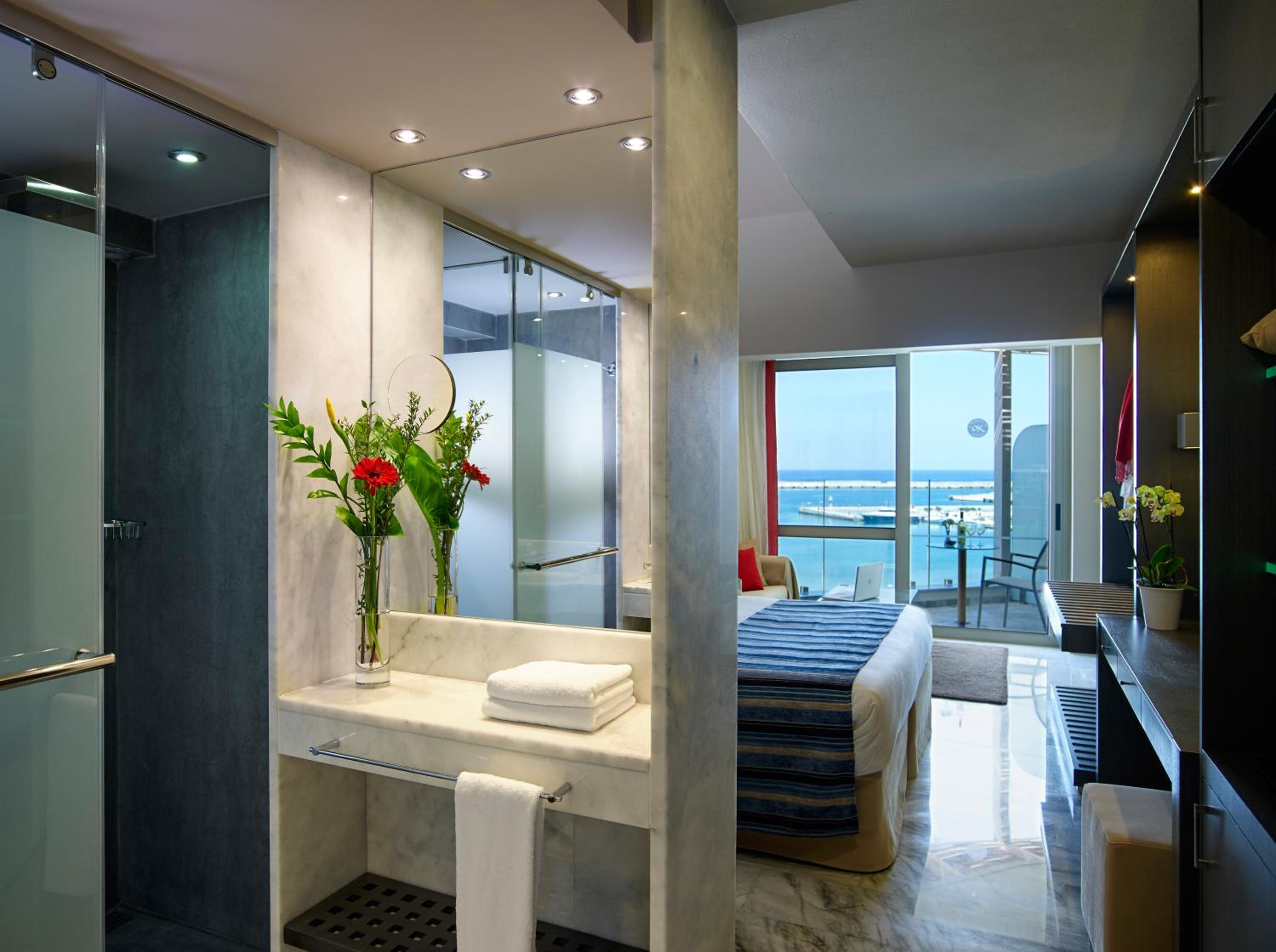 Deluxe Suite with Sea View thumbnail 5