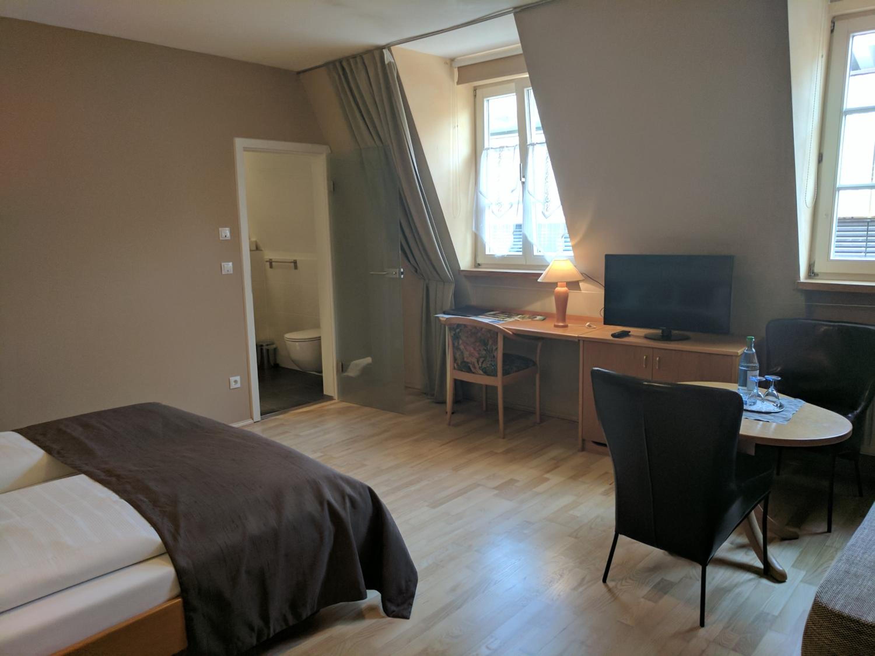Double or Twin Room with Private Bathroom - Photo 4