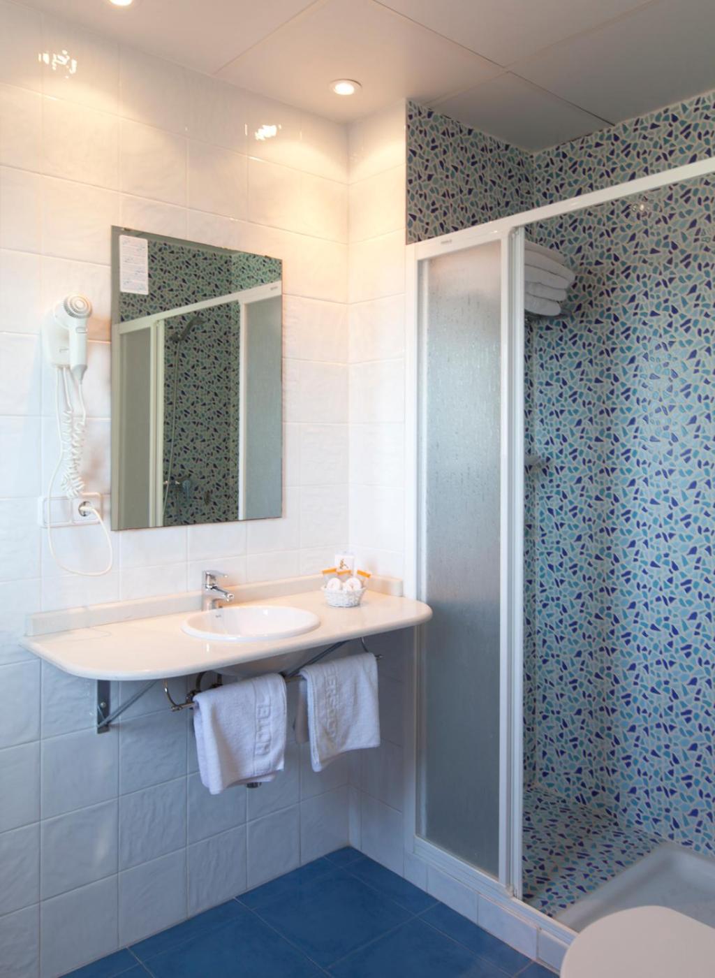 Double or Twin Room - Photo 5