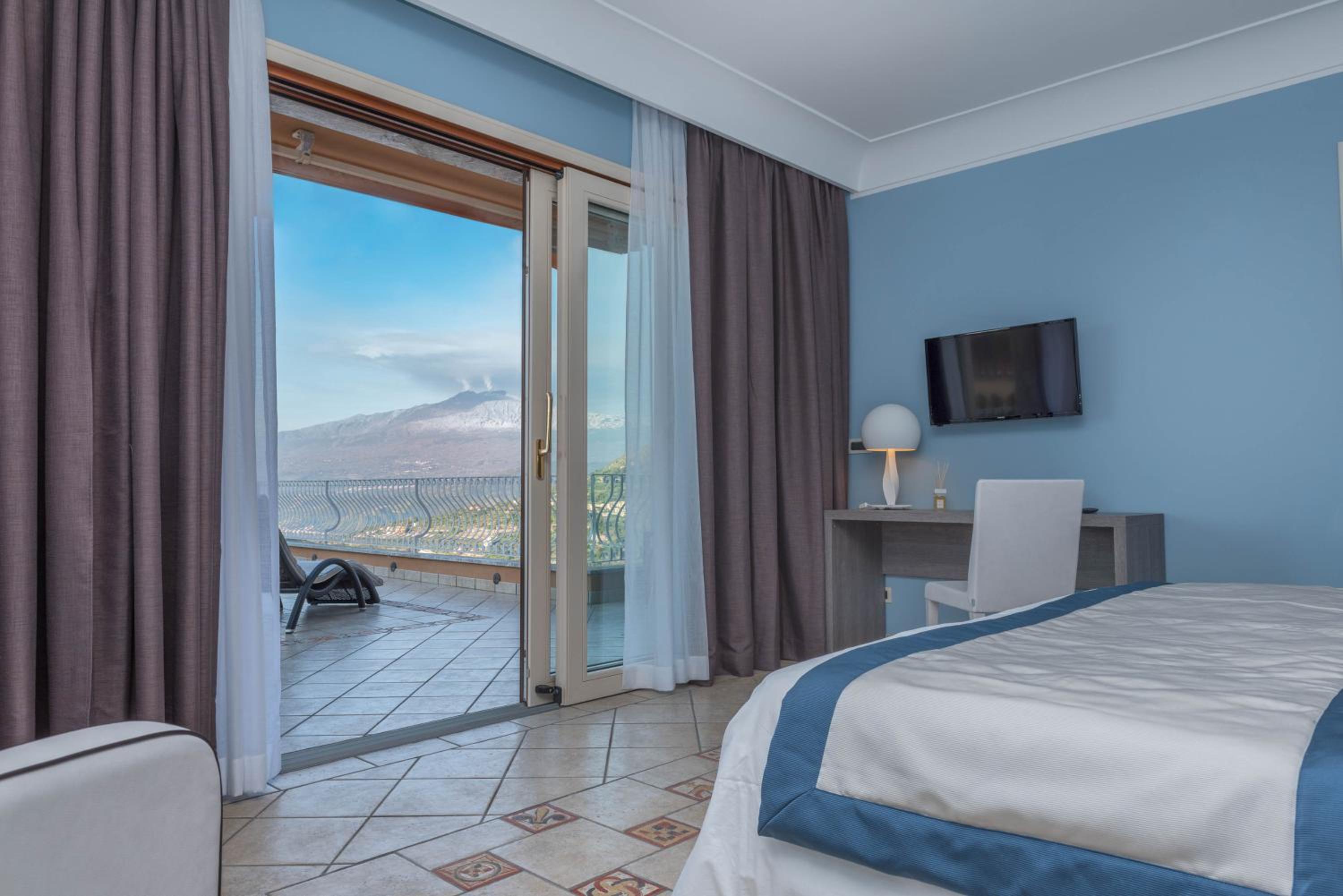 Deluxe Suite with Sea View photo 1
