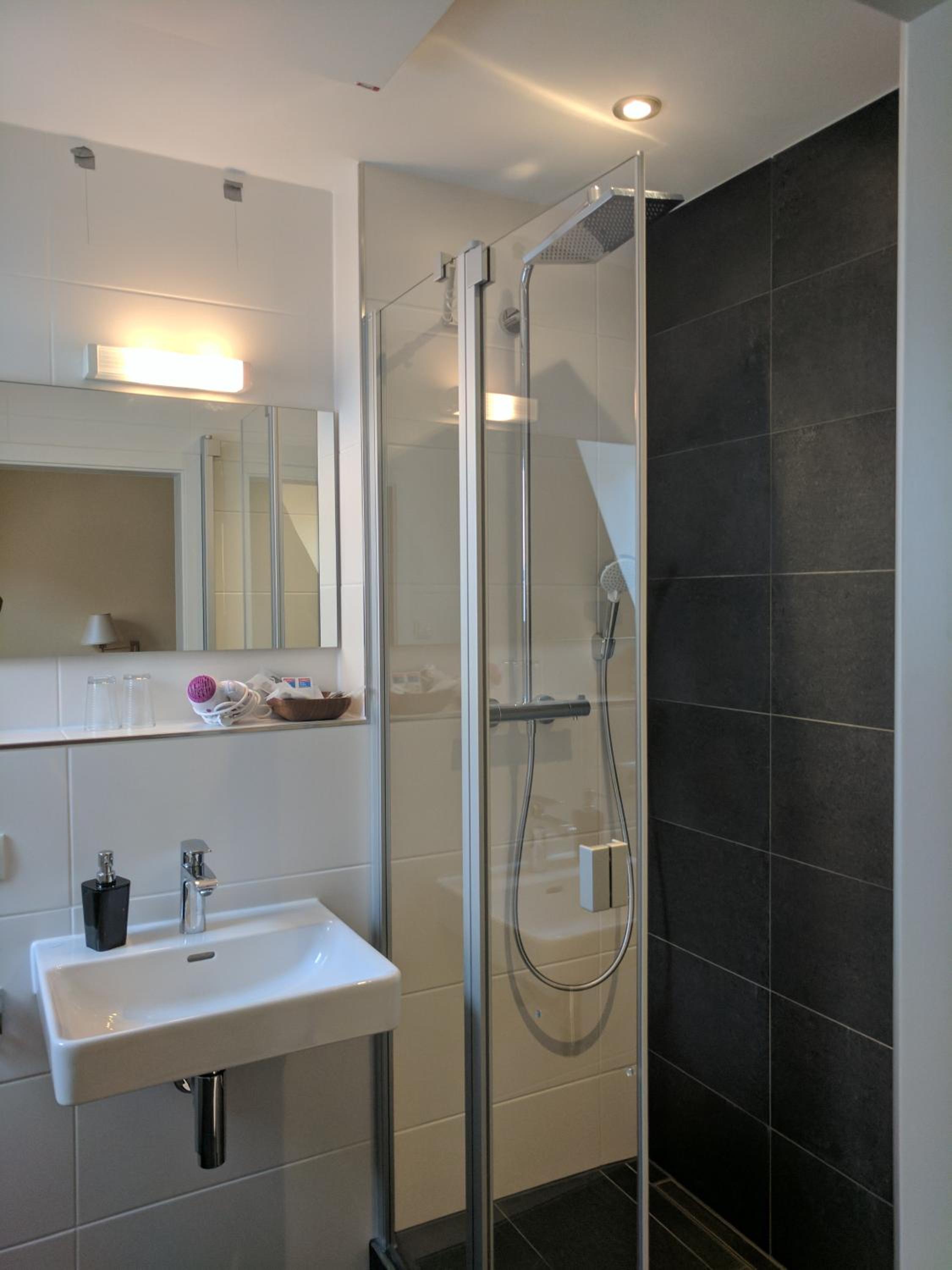Double or Twin Room with Private Bathroom - Photo 3